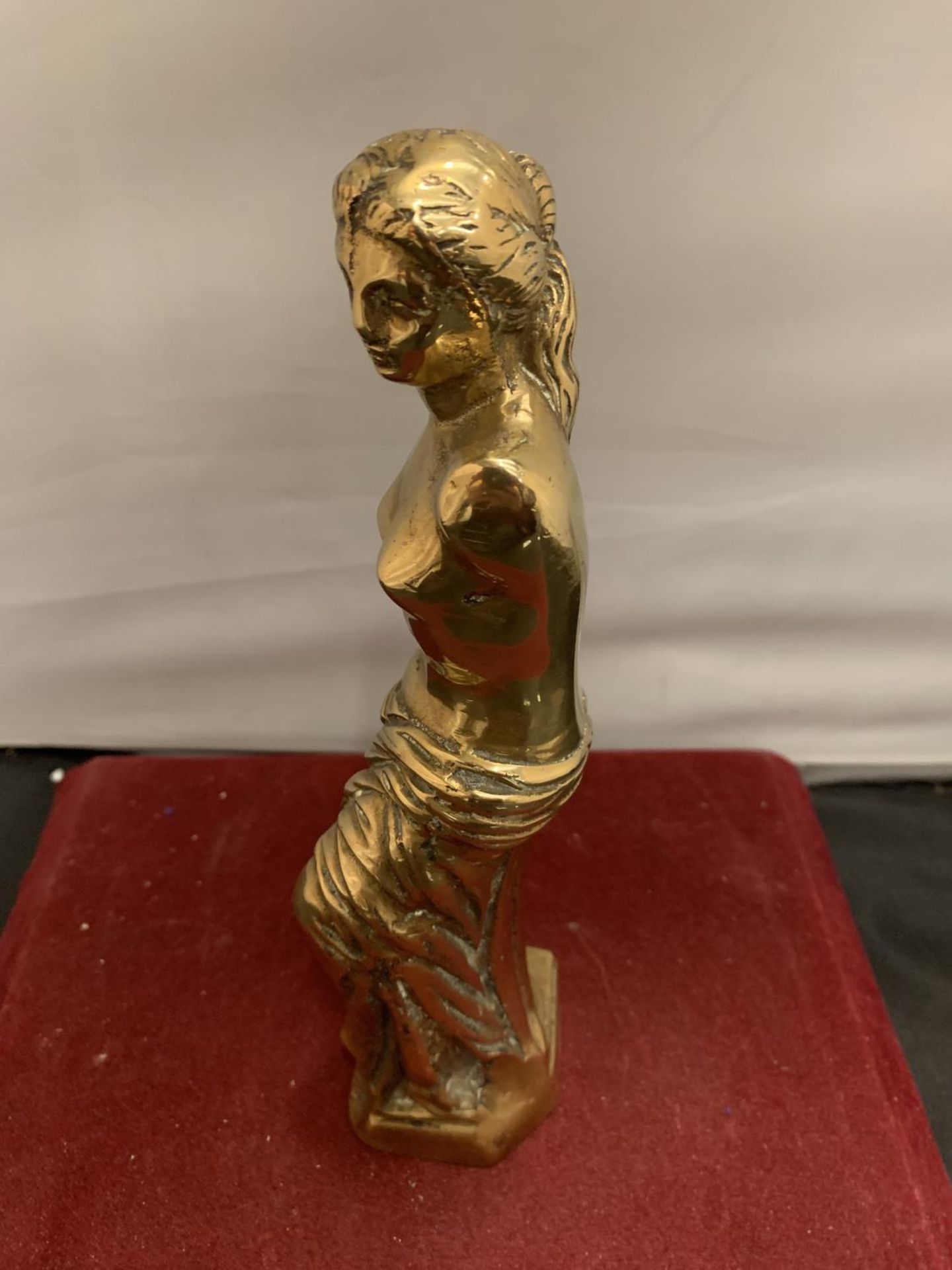 A SEMI NUDE BRASS FIGURINE H:23CM - Image 4 of 8