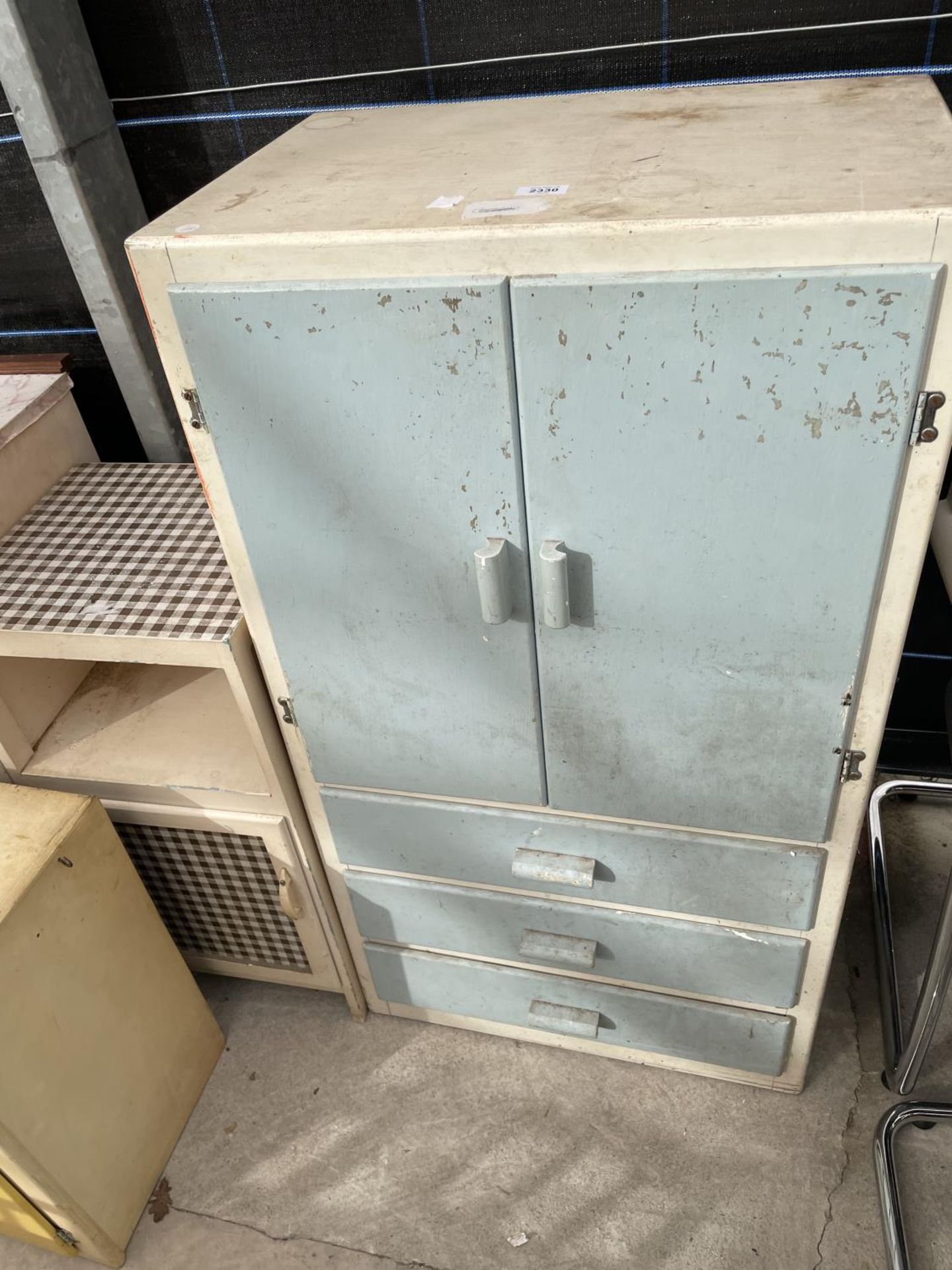 A RETRO KITCHEN CABINET WITH TWO DOORS AND THREE DRAWERS