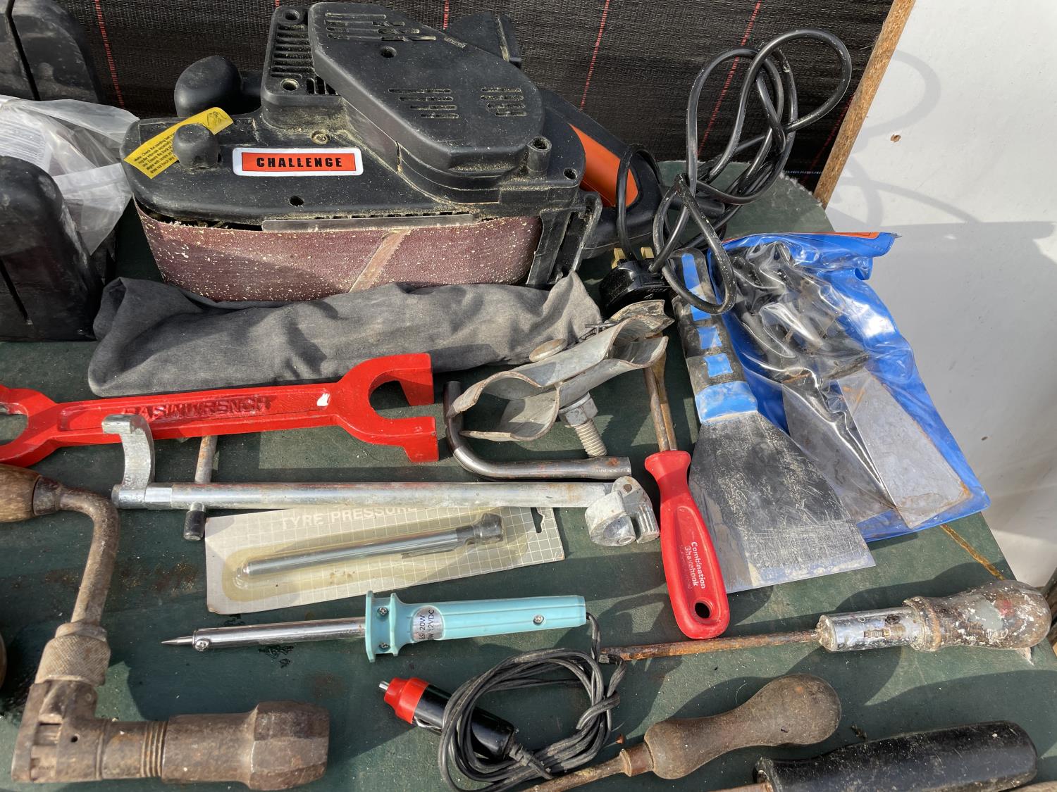 AN ASSORTMENT OF HAND TOOLS TO INCLUDE ELECTRIC SANDER, WOOD PLANE AND CLAMP ETC - Image 2 of 3