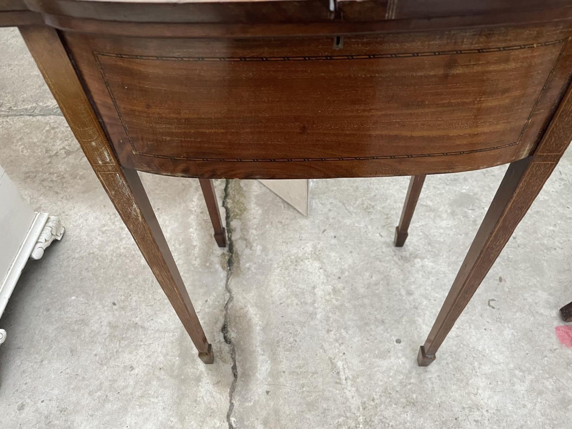 AN EDWARDIAN MAHOGANY AND INLAID SEWING BOX/TABLE WITH FOLD-OVER TOP, ON TAPERED LEGS WITH SPADE - Image 3 of 4