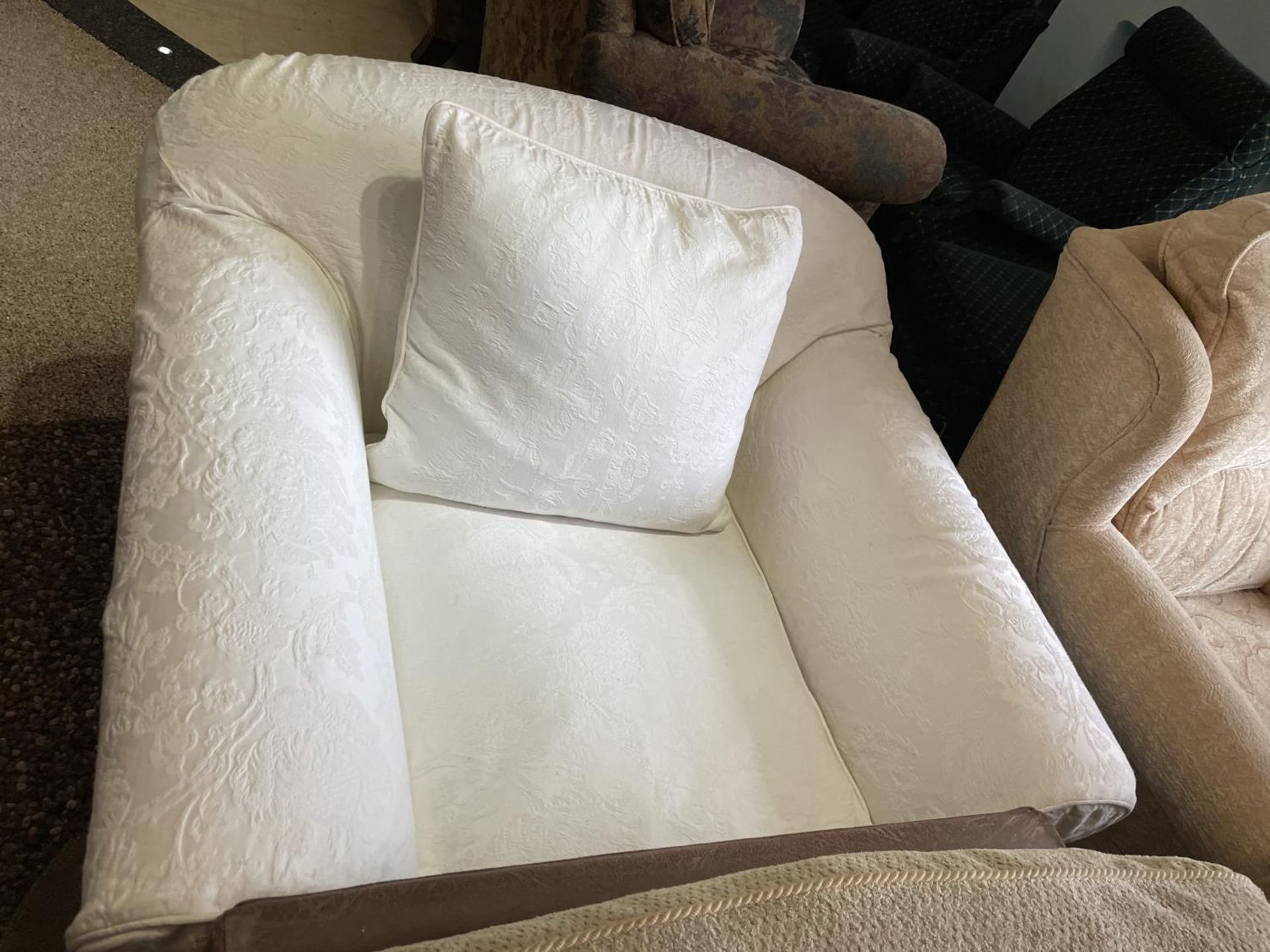 A CREAM LEATHER THREE PIECE SUITE, THREE ARM CHAIRS, A RECLINING CHAIR AND A THREE SEATER SOFA. THIS - Image 6 of 7