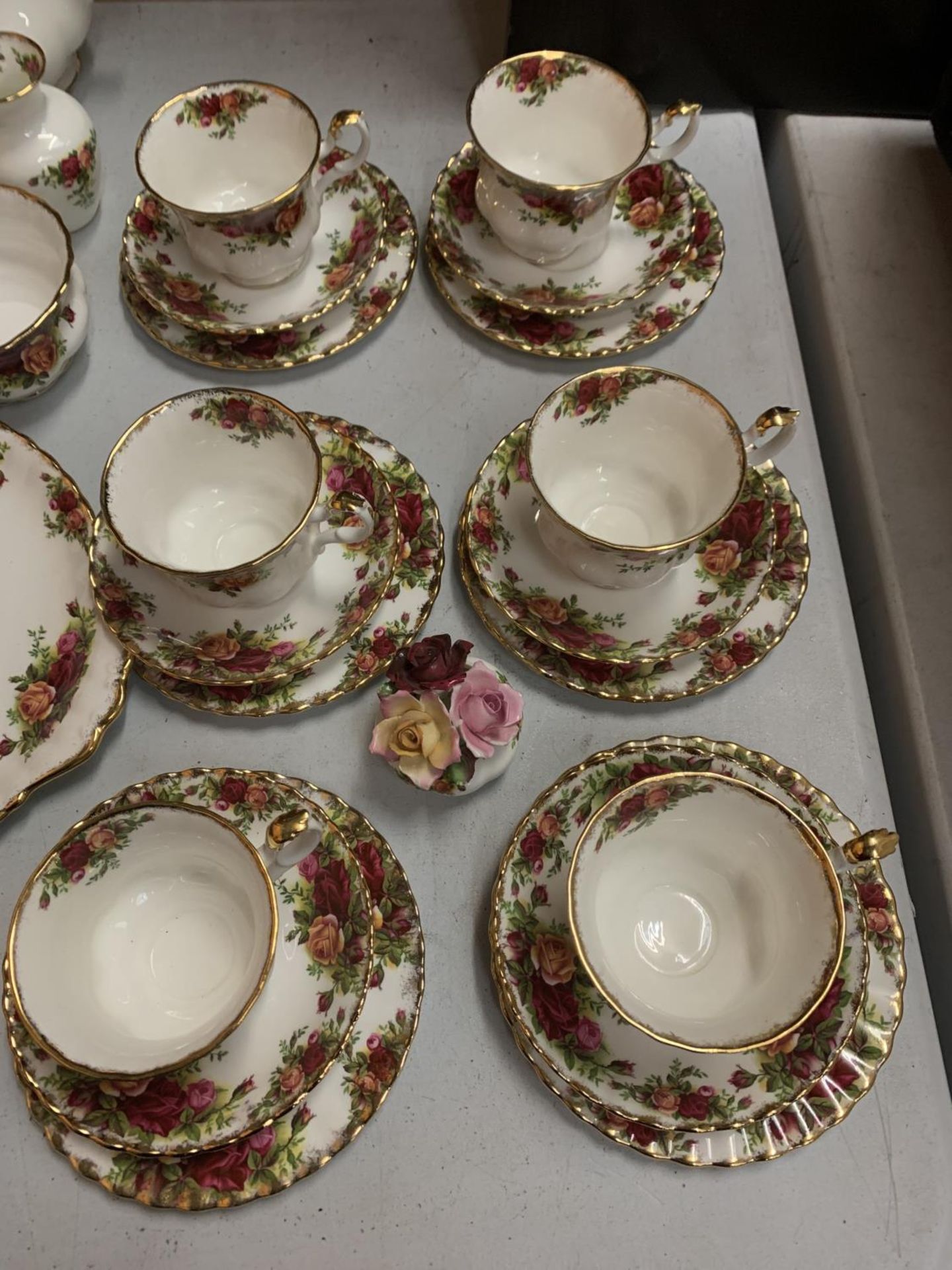 A ROYAL ALBERT 'OLD COUNTRY ROSES' SIX TRIO TEA SET TO INCLUDE A TEAPOT AND CAKE PLATES - Image 3 of 8