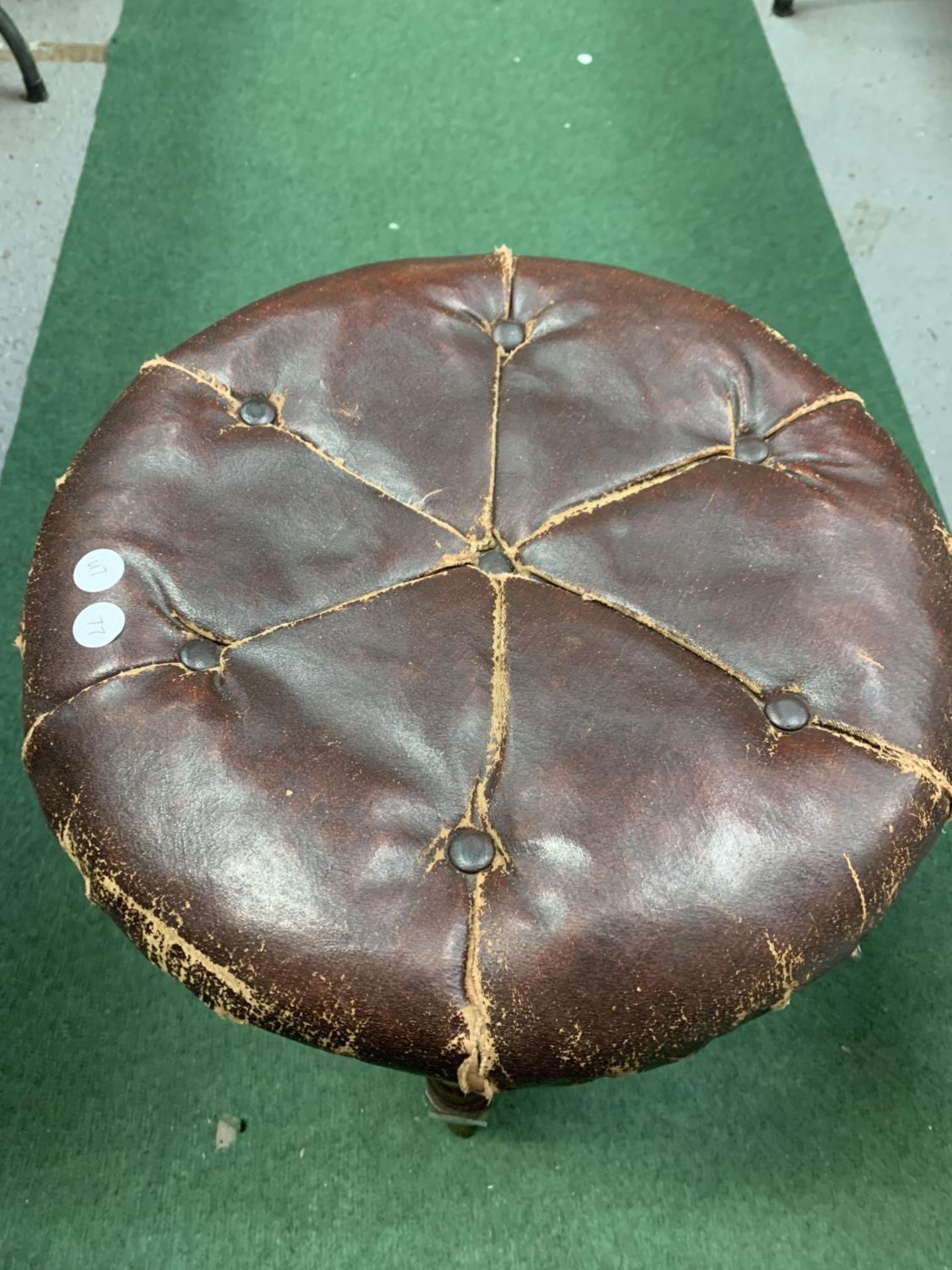 A VINTAGE ROUND LEATHER BUTTONED PIANO STOOL - Image 5 of 6