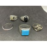 FIVE WHITE METAL RINGS TO INCLUDE A SKULL DESIGN, BLUE STONE, BLACKSTONE ETC