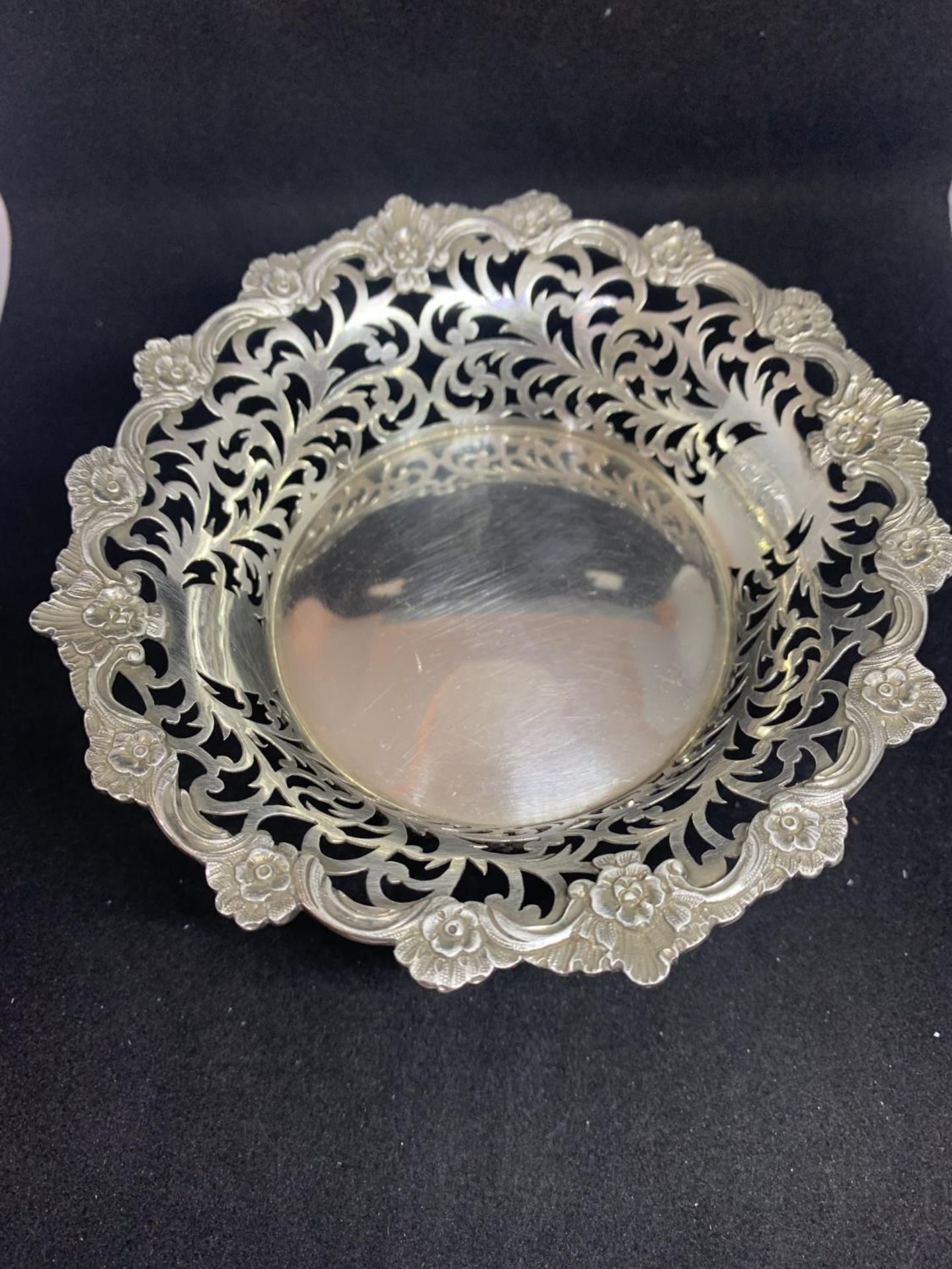 A HALLMARKED SILVER BON BON DISH LONDON 1905 GROSS WEIGHT APPROXIMATELY 152 GRAMS - Image 2 of 4