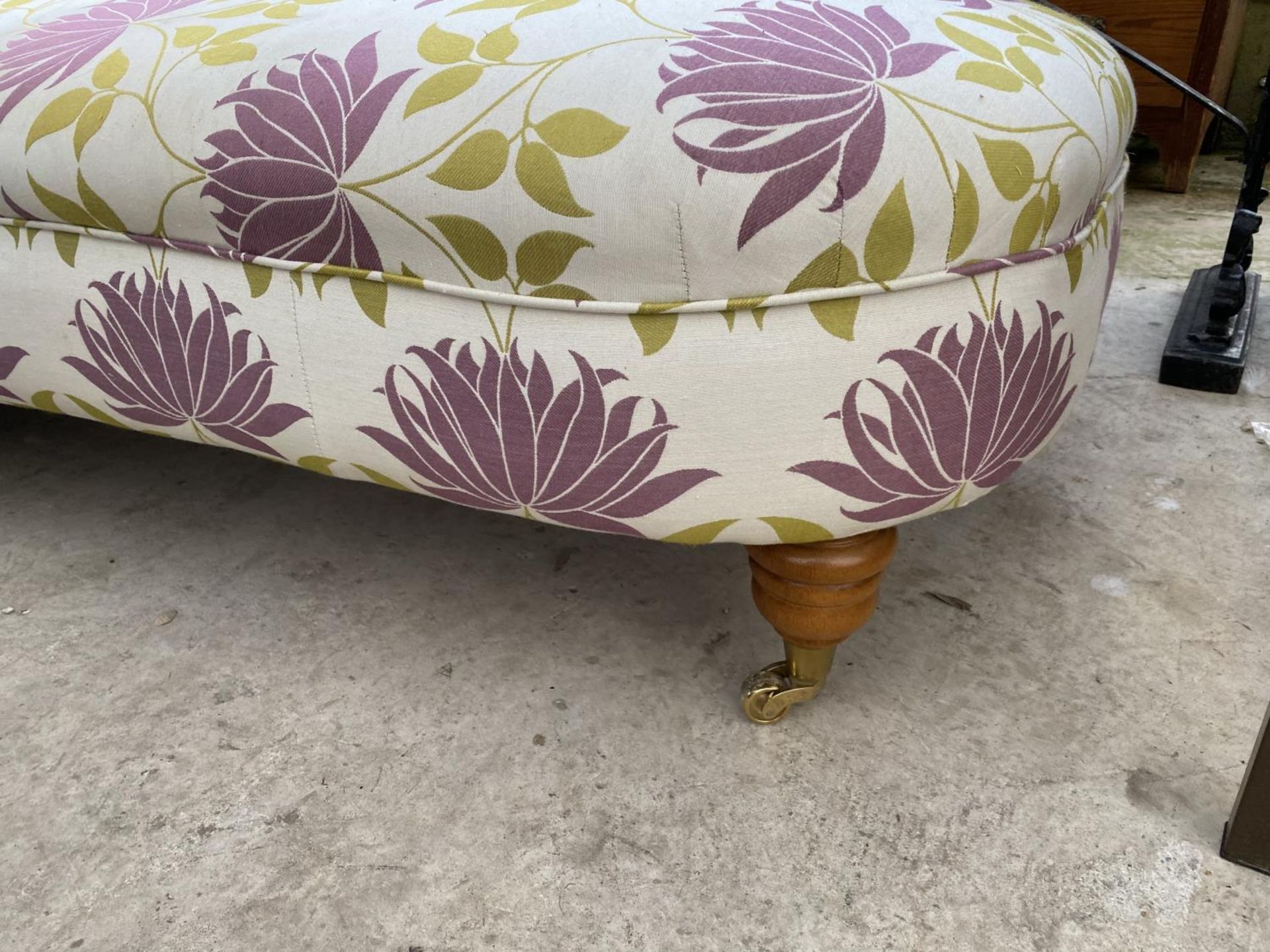 A MODERN FLORAL CHAISE LONGUE WITH TURNED LEGS AND BRASS CASTERS TO OPEN END - Image 4 of 4