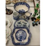 A SELECTION OF BLUE AND WHITE WARE TO INCLUDE A SPODE TANKARD AND A PLATE DATED 'XMAS 1927'