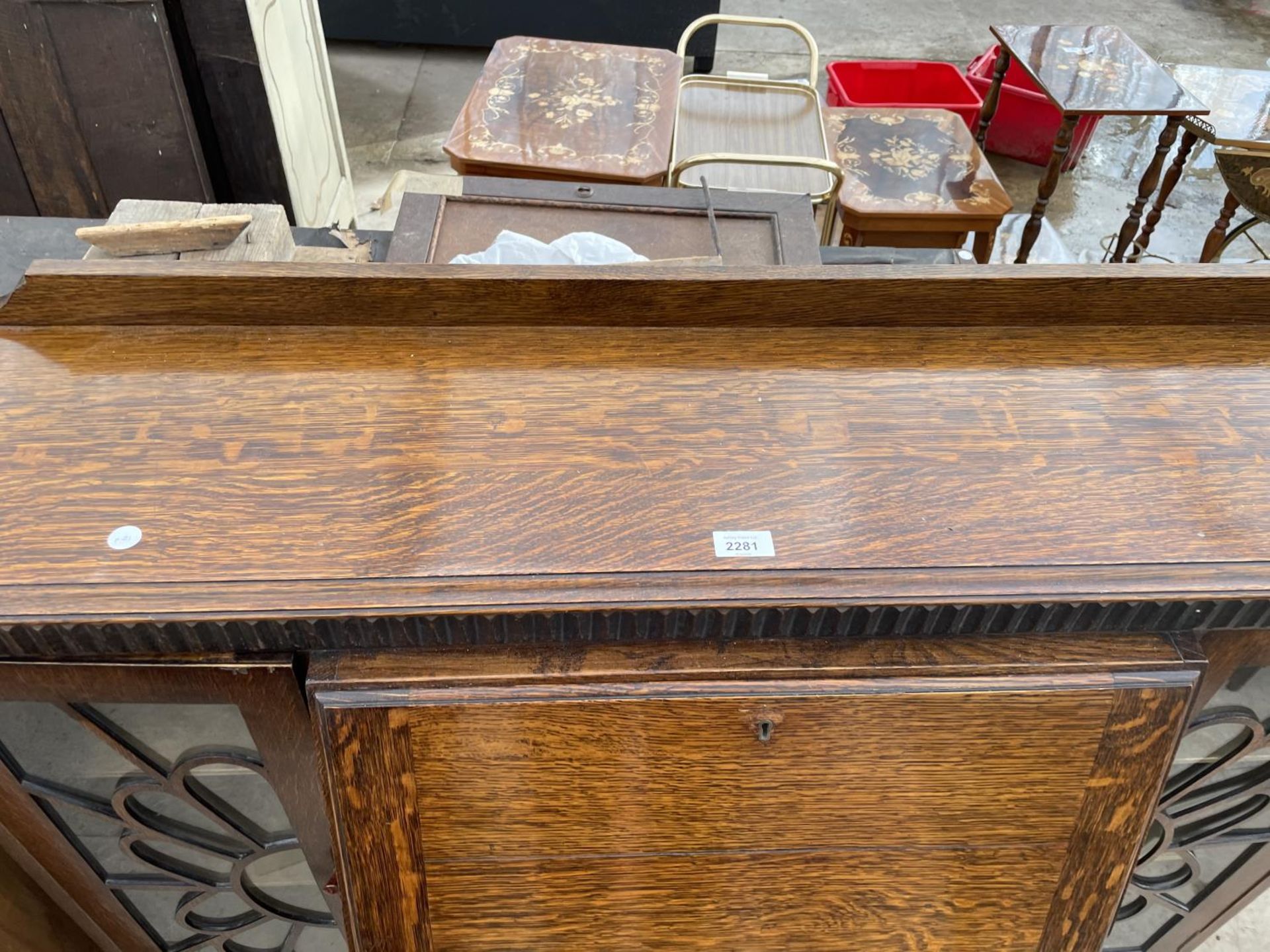 AN EARLY 20TH CENTURY OAK SIDE BY SIDE CABINET, 48" WIDE GLASS ON RIGHT PANEL NEEDS REPLACING - Image 2 of 5