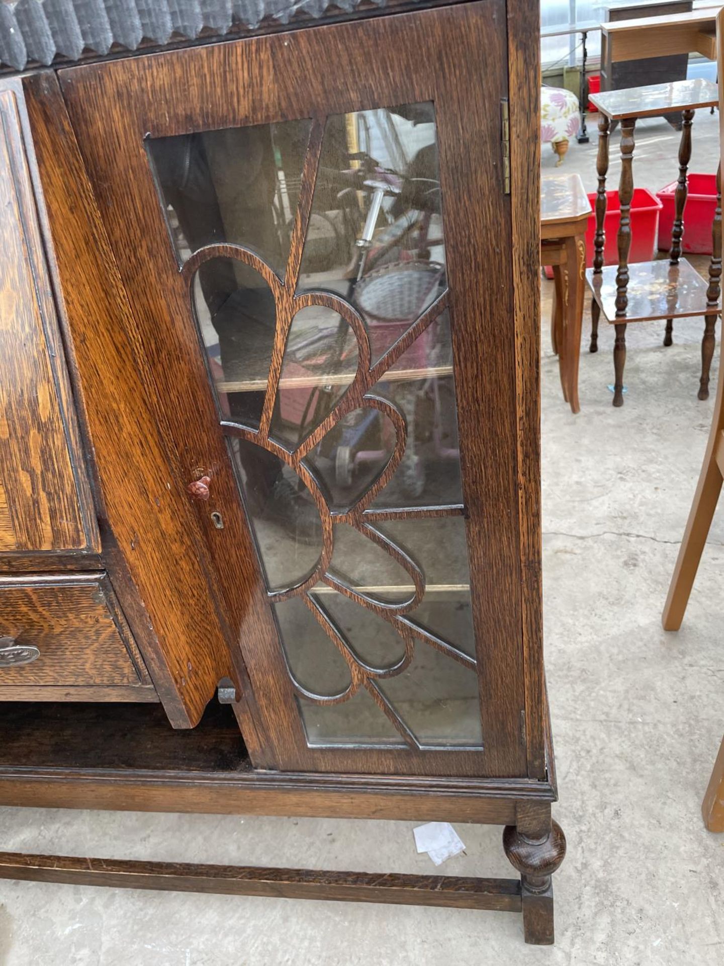 AN EARLY 20TH CENTURY OAK SIDE BY SIDE CABINET, 48" WIDE GLASS ON RIGHT PANEL NEEDS REPLACING - Image 4 of 5