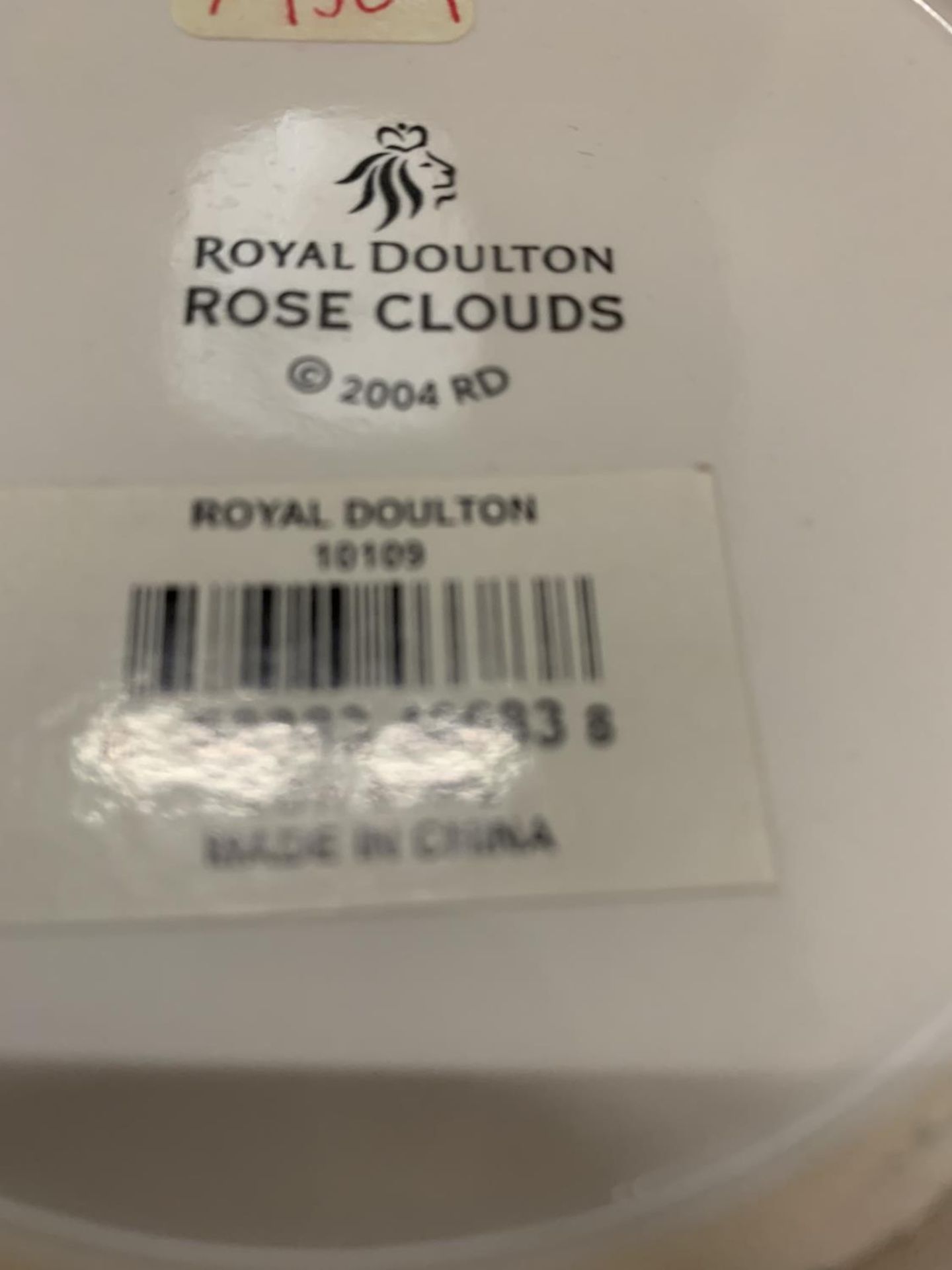 THREE VARIOUS ROYAL DOULTON ROSE CLOUDS ITEMS WITH PRESENTATION BOXES TO INCLUDE A VASE, PLANTER AND - Image 9 of 10