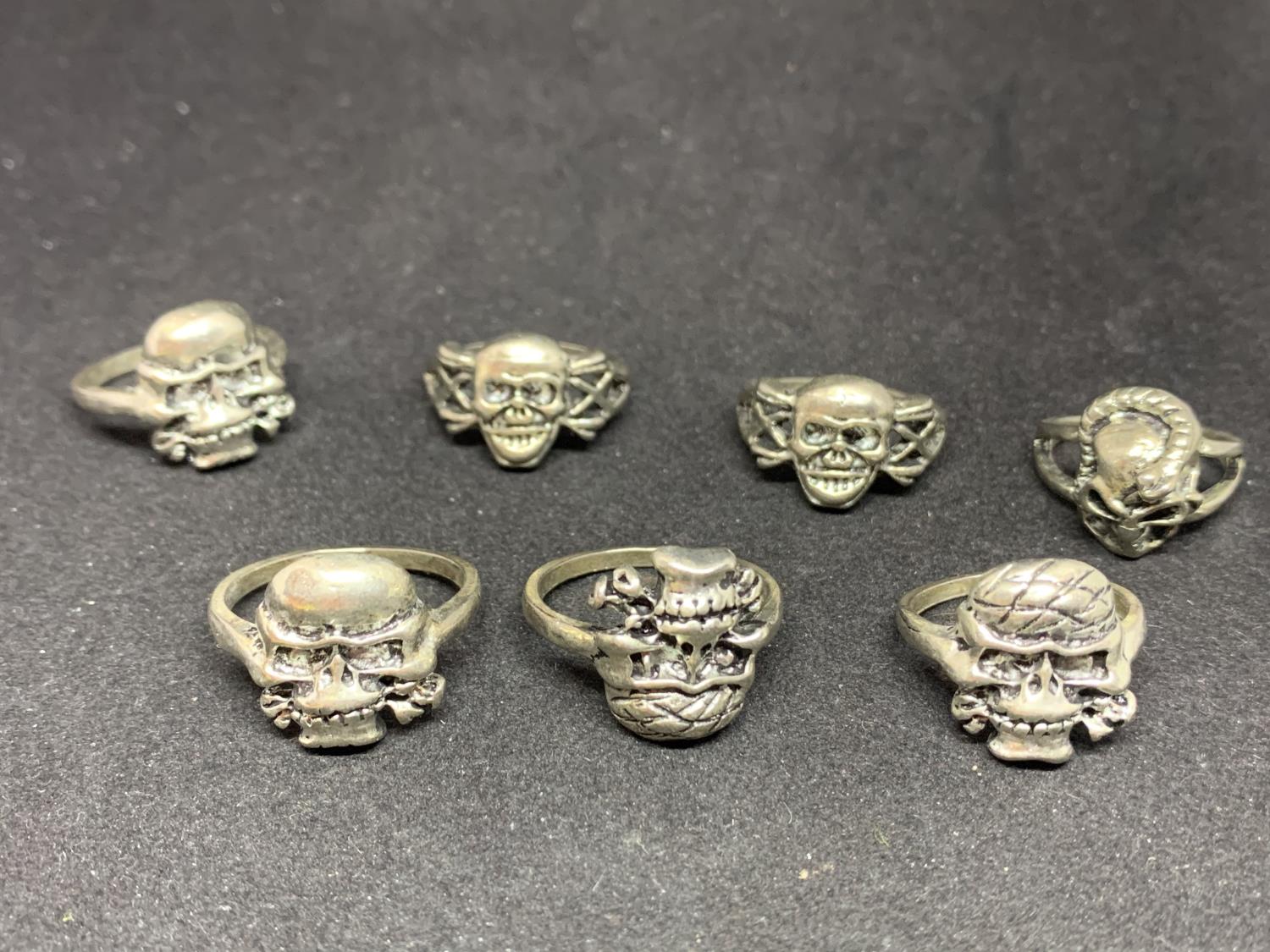 SEVEN WHITE METAL SKULL DESIGN RINGS - Image 2 of 6