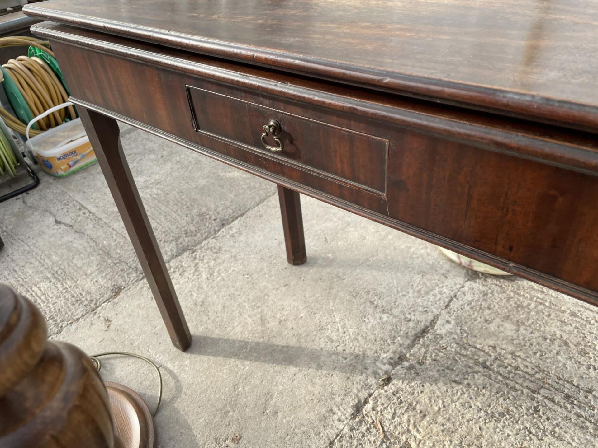 A MAHOGANY SIDE TABLE WITH SINGLE DRAWER - Image 3 of 3