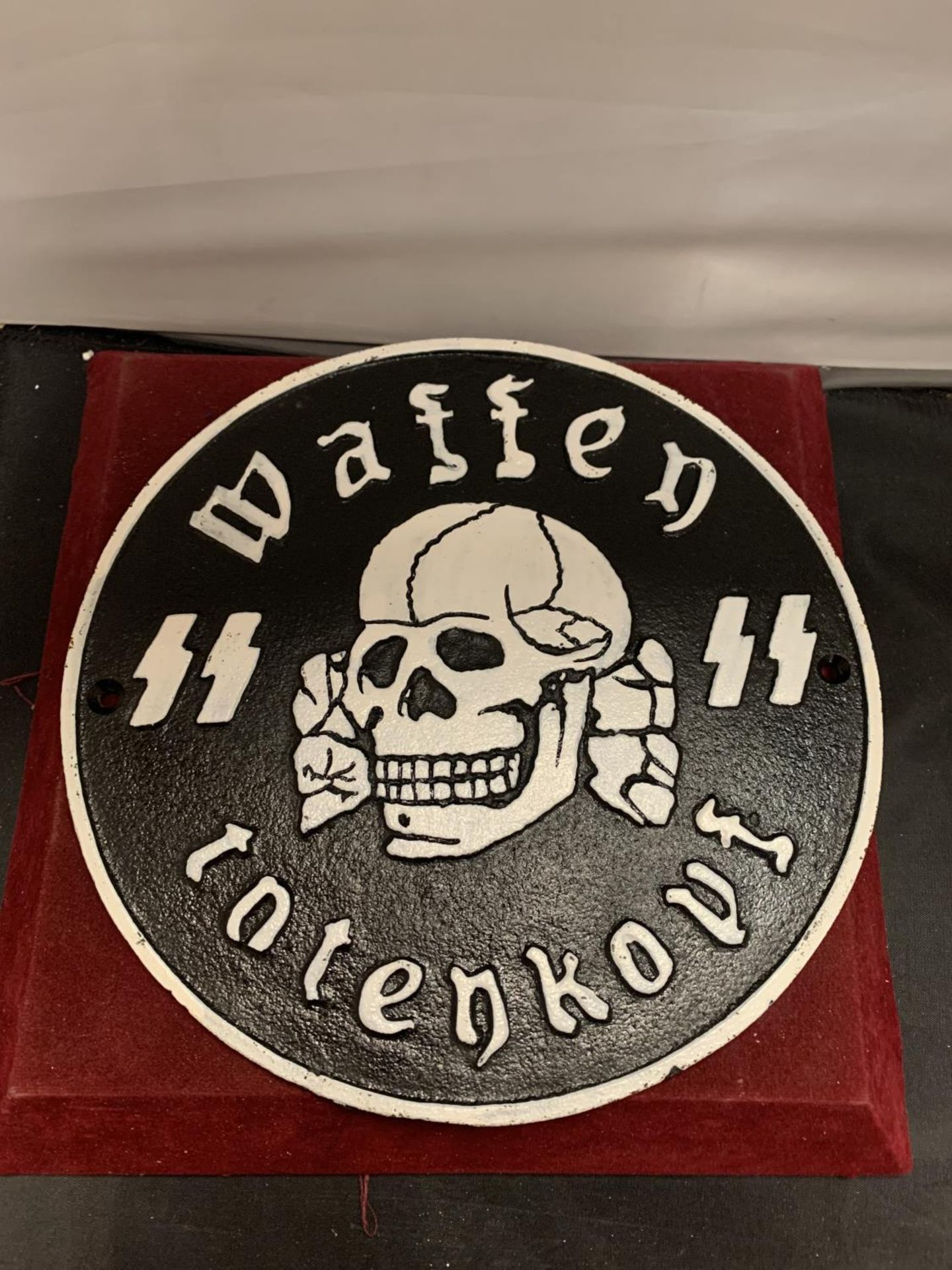 A CAST 'WAFFEN TOTENKOPF' CIRCULAR SIGN D:25CM