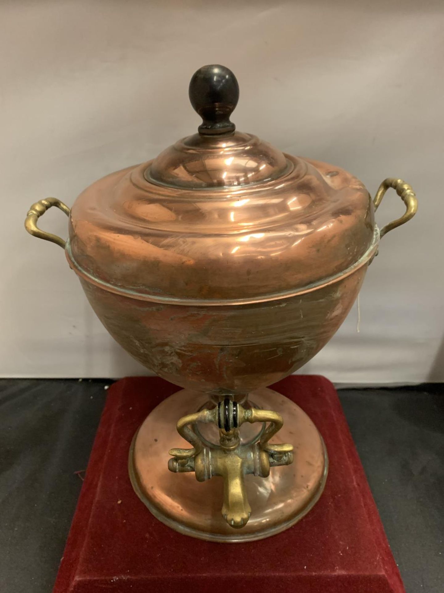 A VINTAGE COPPER AND BRASS LIDDED SAMOVAR H: APPROX. 30CM