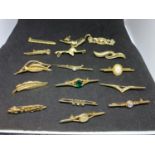 SIXTEEN VARIOUS PIN BROOCHES TO INCLUDE A CAT, HORSES HEAD, PEARL ETC