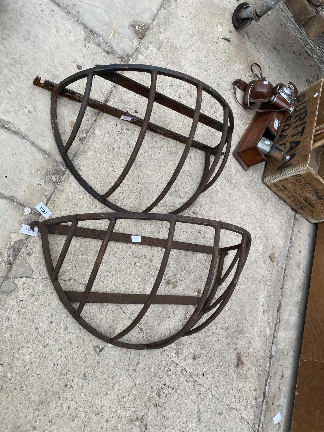 A PAIR OF VINTAGE CAST IRON HAY RACKS - Image 3 of 3