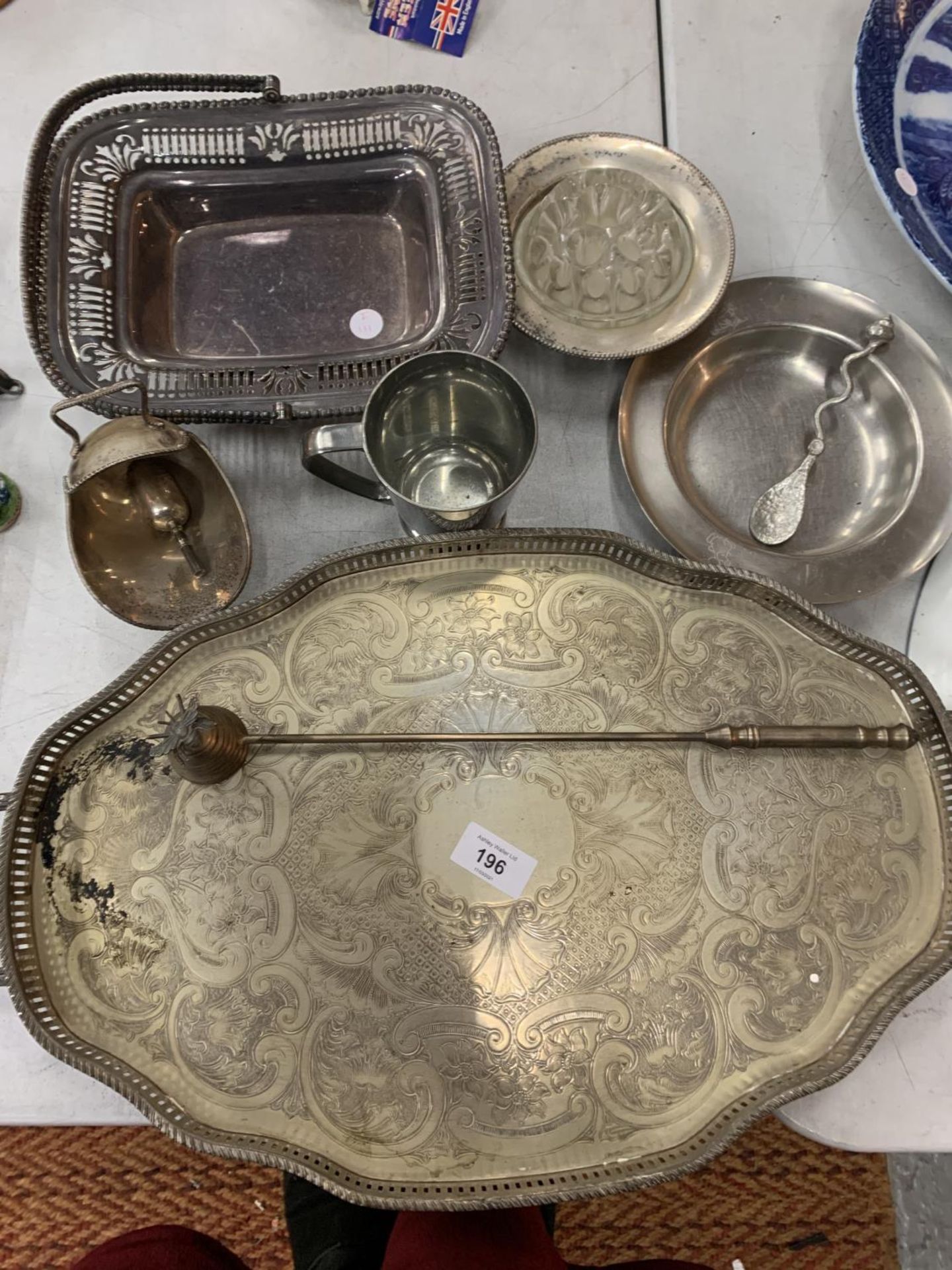 A COLLECTION OF SILVER PLATED WARE TO INCLUDE LARGE FOOTED SERVING TRAY, CANDLE SNUFFER ETC - Image 2 of 6