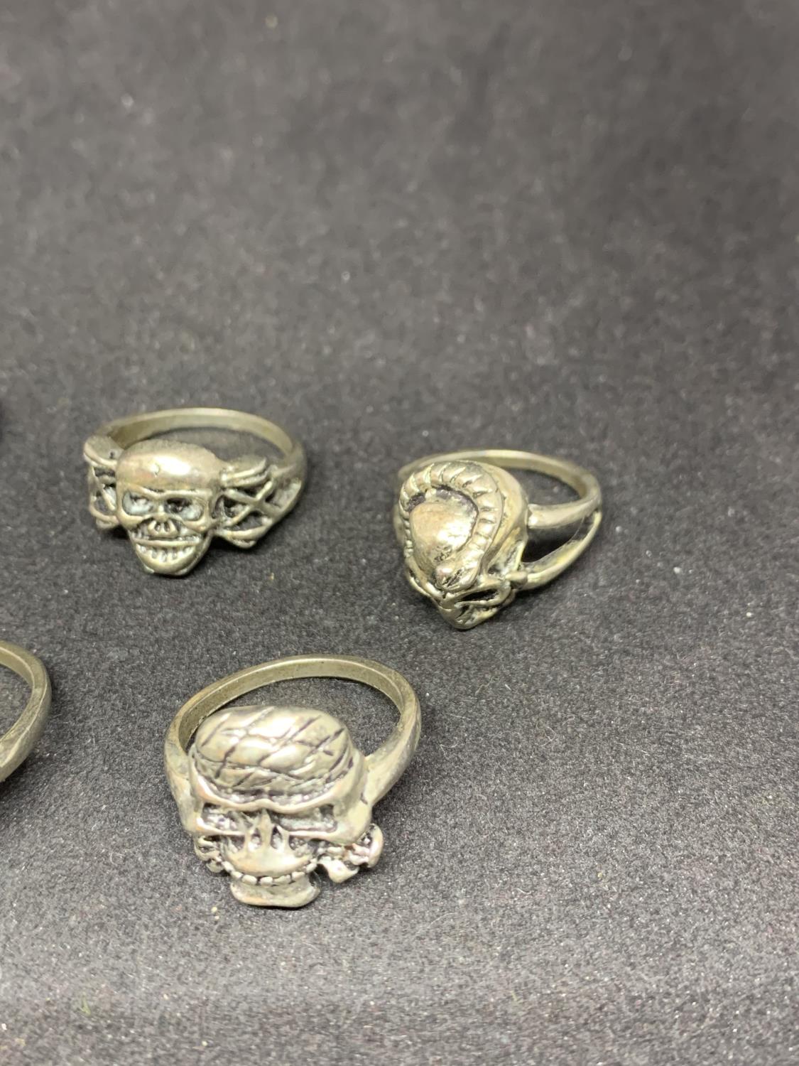 SEVEN WHITE METAL SKULL DESIGN RINGS - Image 5 of 6