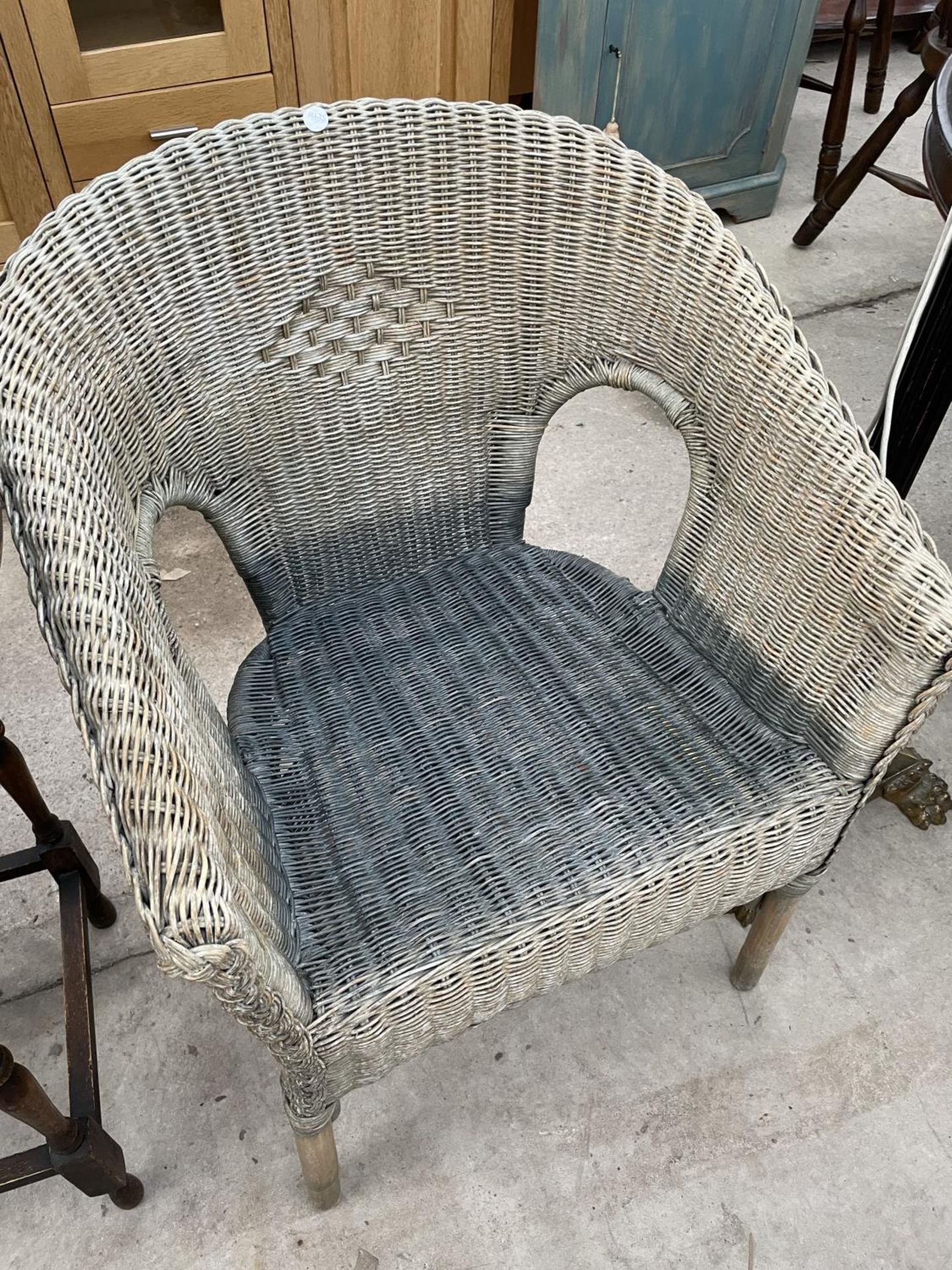 A CIRCULAR OAK OCCASIONAL TABLE AND A LLOYD LOOM STYLE CHAIR - Image 4 of 4