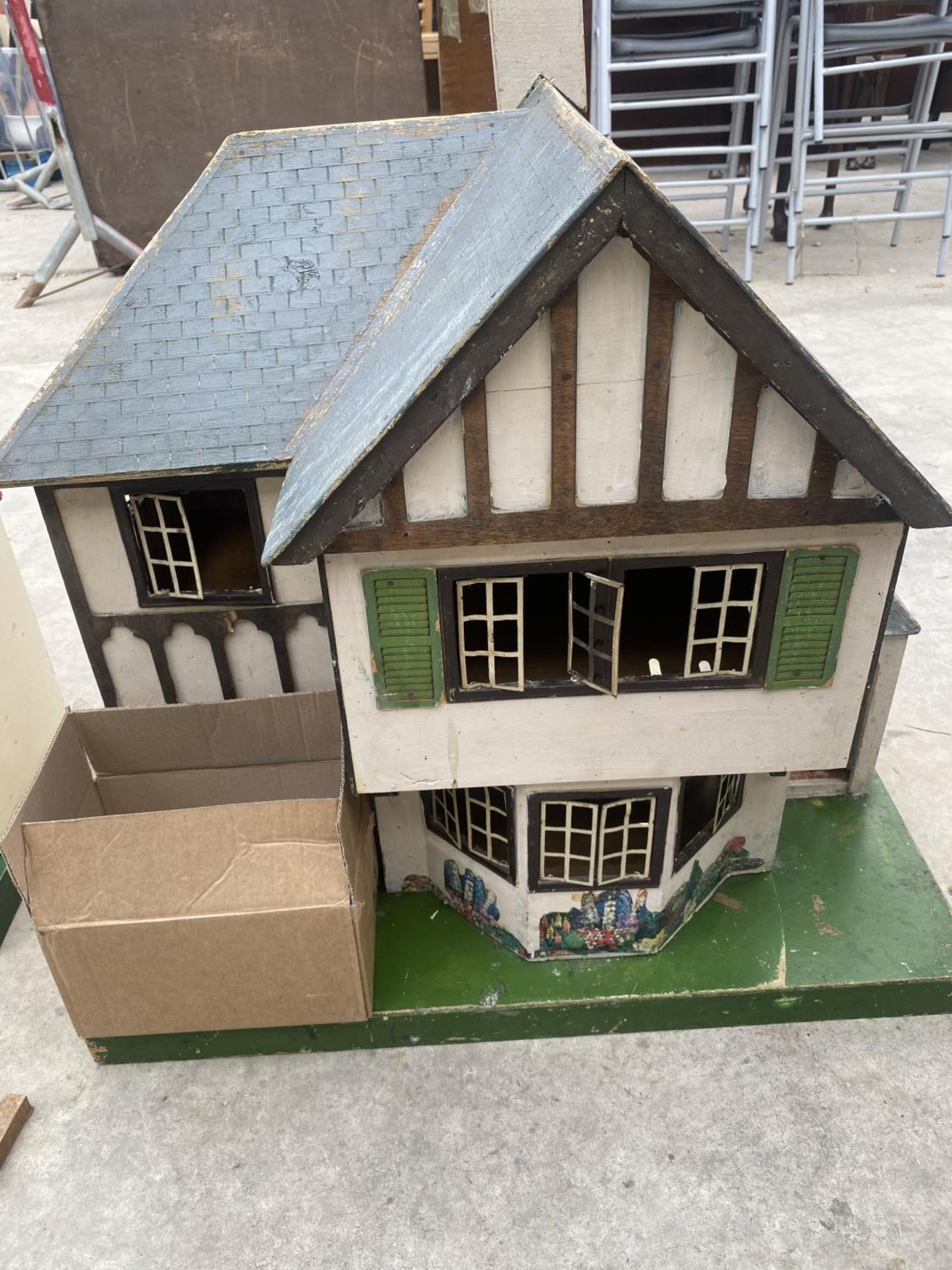 A LARGE WOODEN DOLLS HOUSE AND A FURTHER SMALL WOODEN DOLLS HOUSE TO INCLUDE SOME FURNITURE - Image 3 of 4