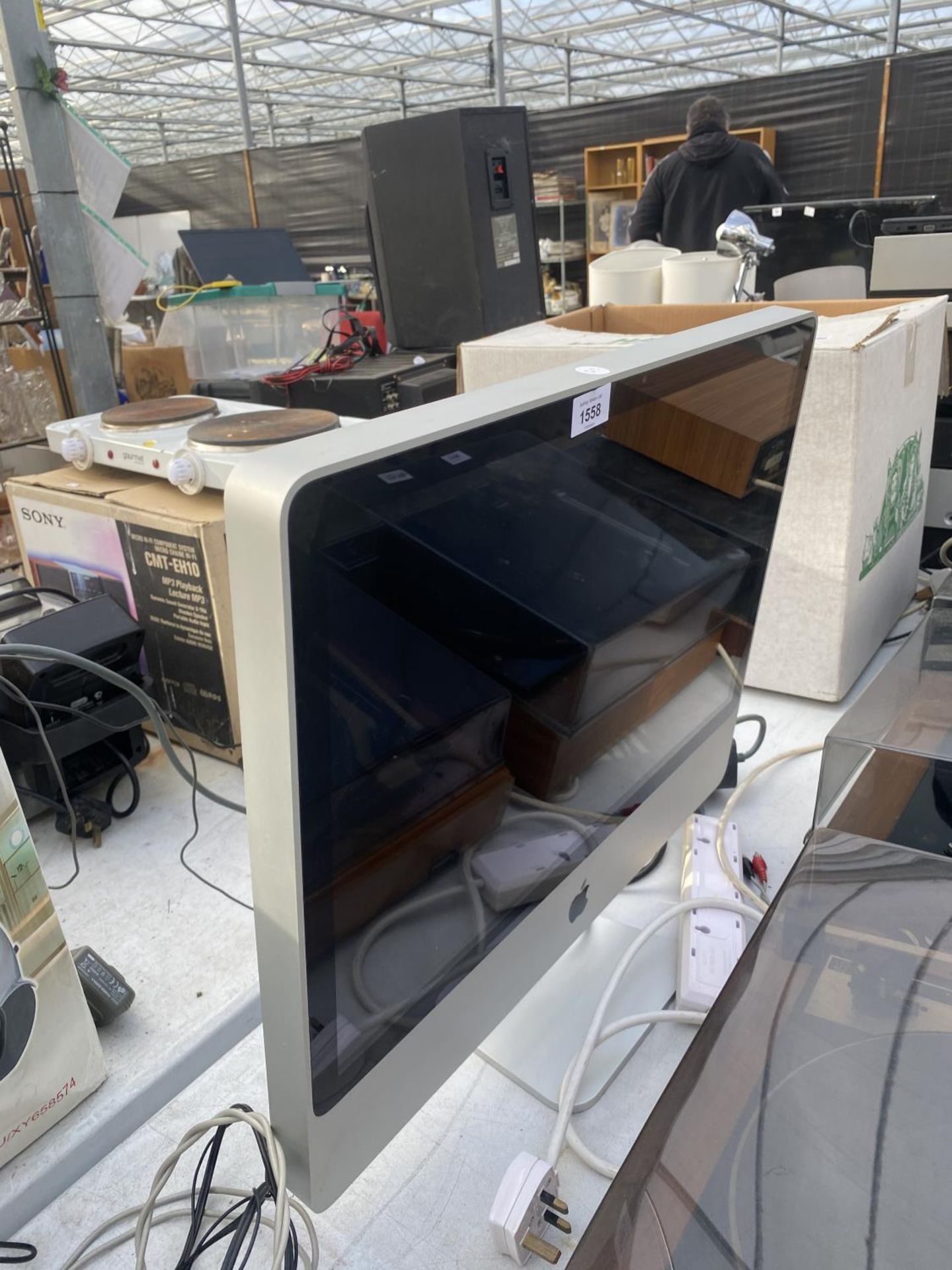 AN APPLE COMPUTER MONITOR BELIEVED IN WORKING ORDER BUT NO WARRANTY - Image 3 of 3