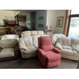 A CREAM LEATHER THREE PIECE SUITE, THREE ARM CHAIRS, A RECLINING CHAIR AND A THREE SEATER SOFA. THIS