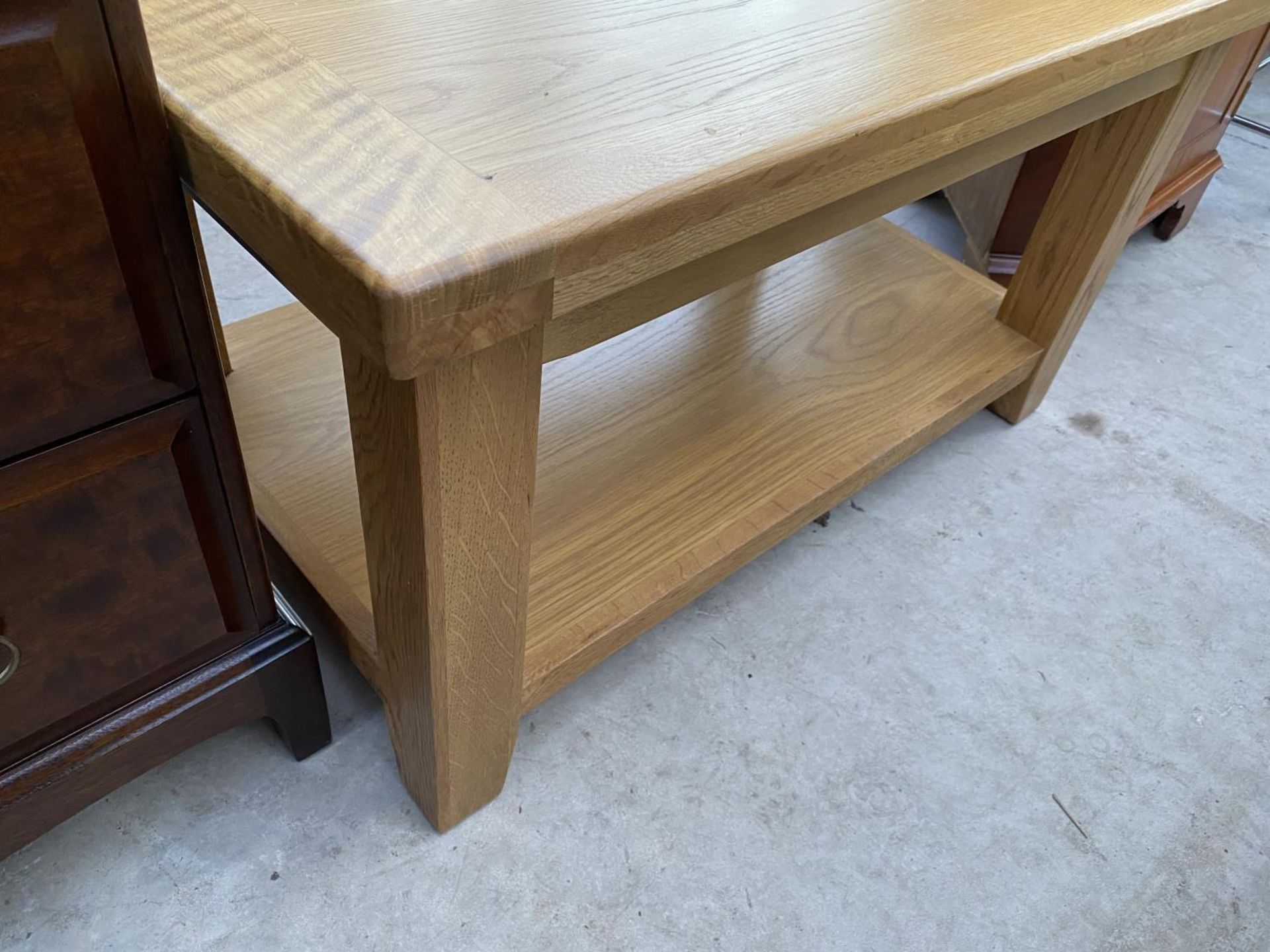 A MODERN OAK TWO TIER COFFEE TABLE, 35.5x22" - Image 3 of 3