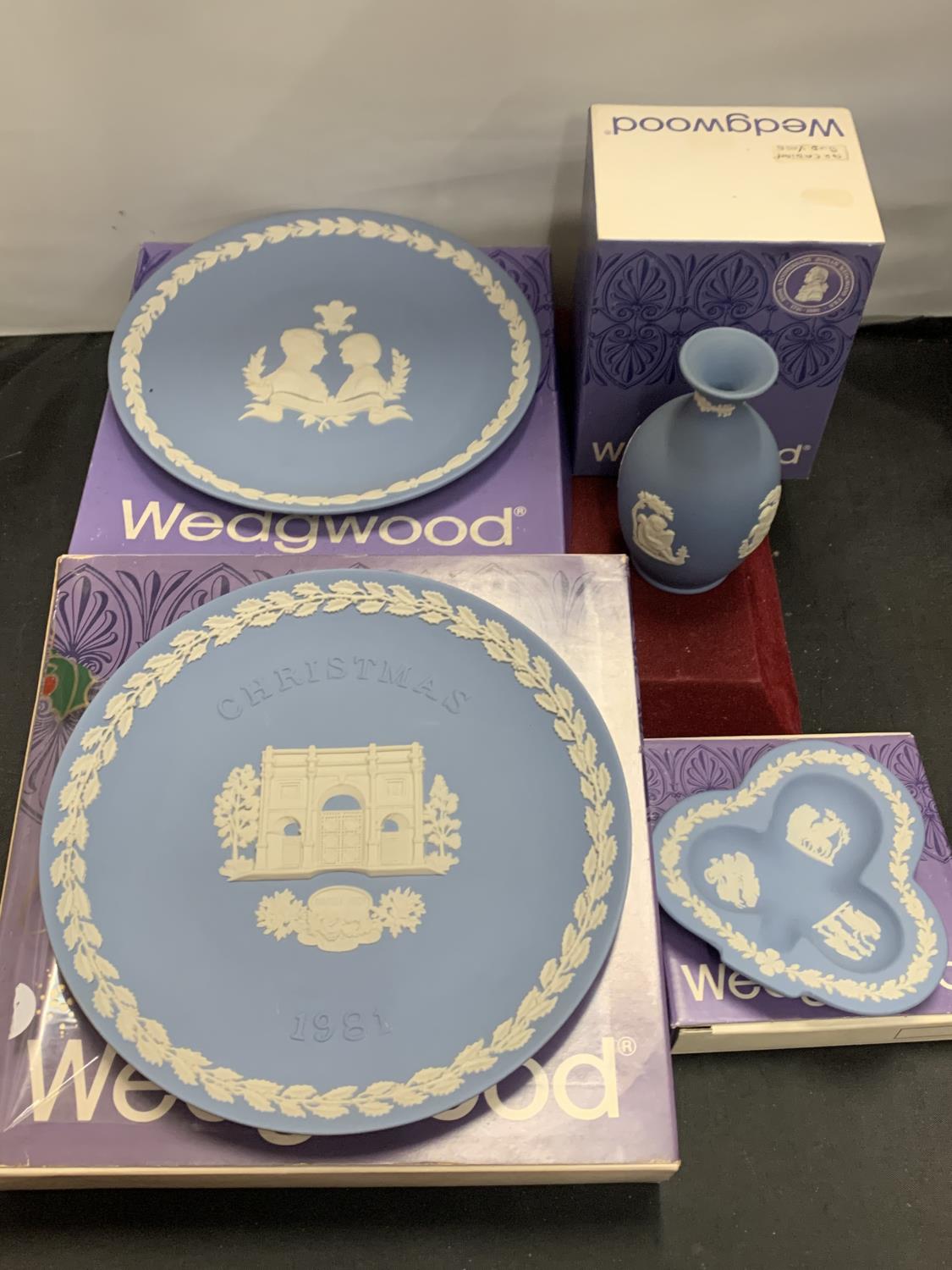 FOUR BLUE AND WHITE JASPERWARE ITEMS TO INCLUDE PLATES. TRINKET DISHES AND A VASE ALL WITH BOXES