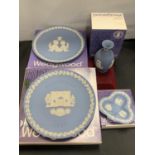 FOUR BLUE AND WHITE JASPERWARE ITEMS TO INCLUDE PLATES. TRINKET DISHES AND A VASE ALL WITH BOXES