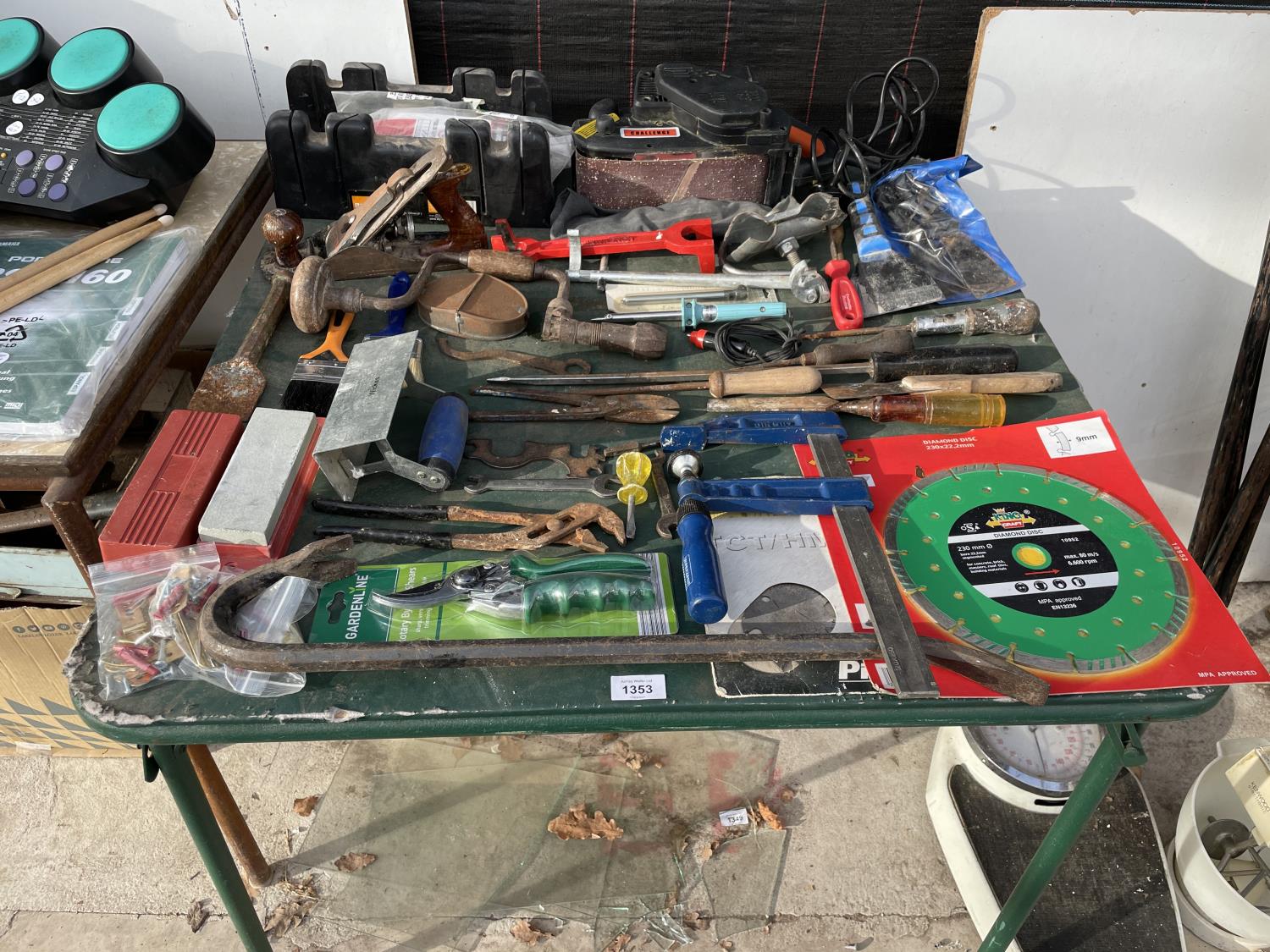 AN ASSORTMENT OF HAND TOOLS TO INCLUDE ELECTRIC SANDER, WOOD PLANE AND CLAMP ETC
