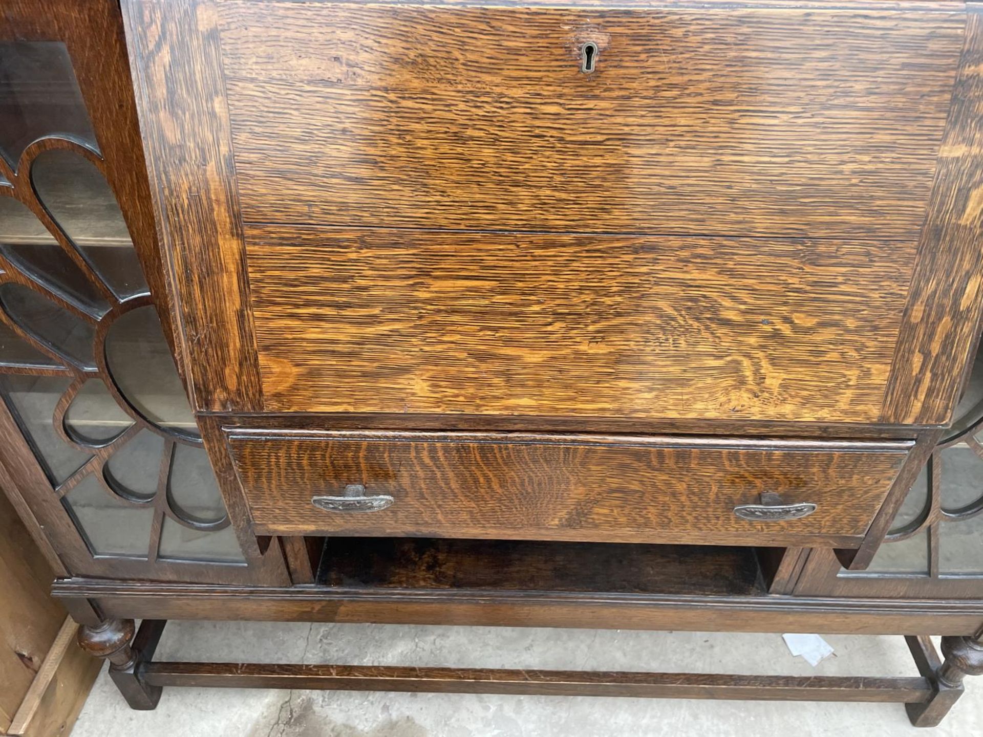 AN EARLY 20TH CENTURY OAK SIDE BY SIDE CABINET, 48" WIDE GLASS ON RIGHT PANEL NEEDS REPLACING - Image 3 of 5
