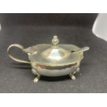 A HALLMARKED SILVER BIRMINGHAM 1952 MUSTARD POT WITH SPOON GROSS WEIGHT APPROXIMATELY 52 GRAMS