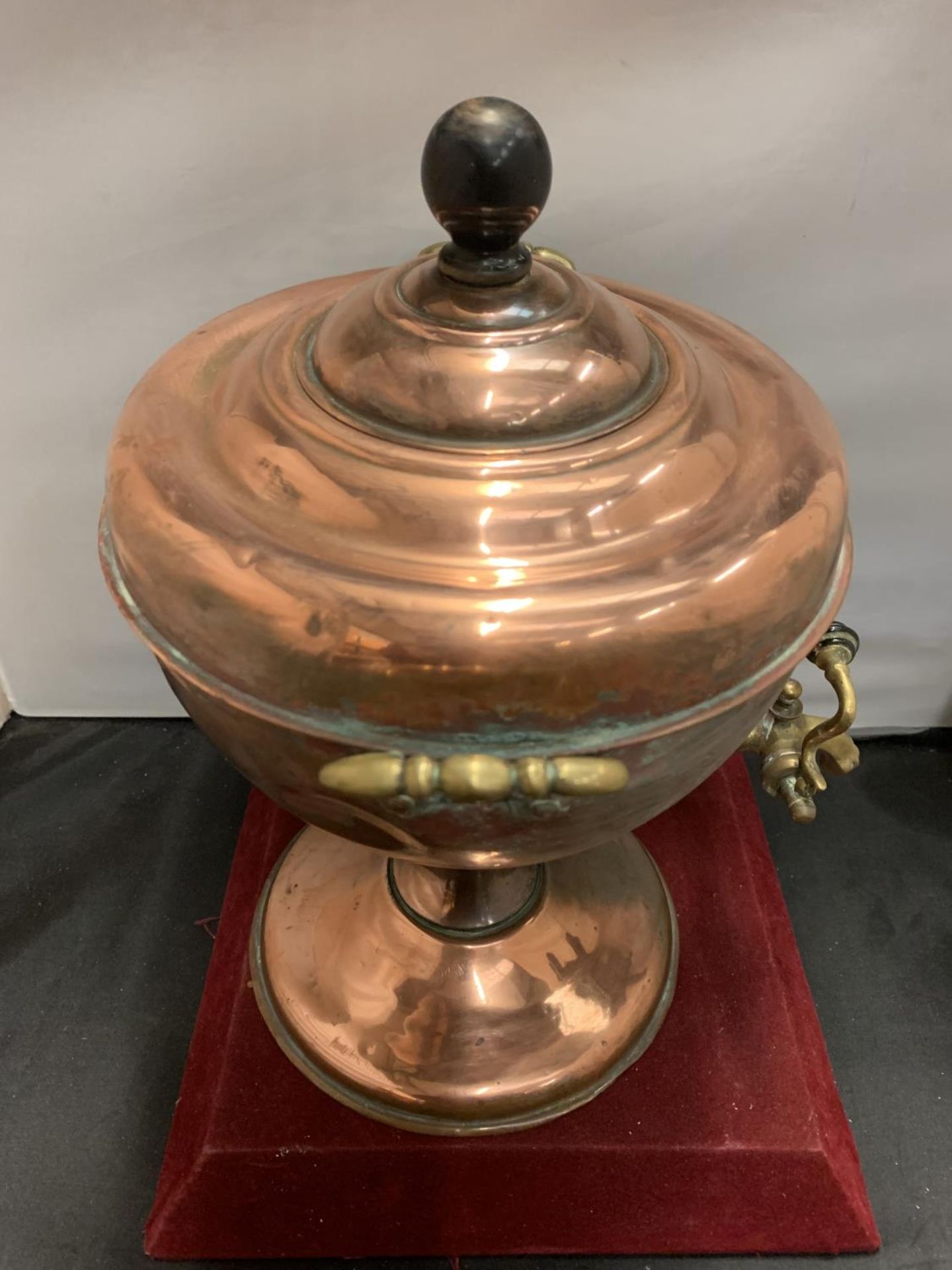 A VINTAGE COPPER AND BRASS LIDDED SAMOVAR H: APPROX. 30CM - Image 7 of 8