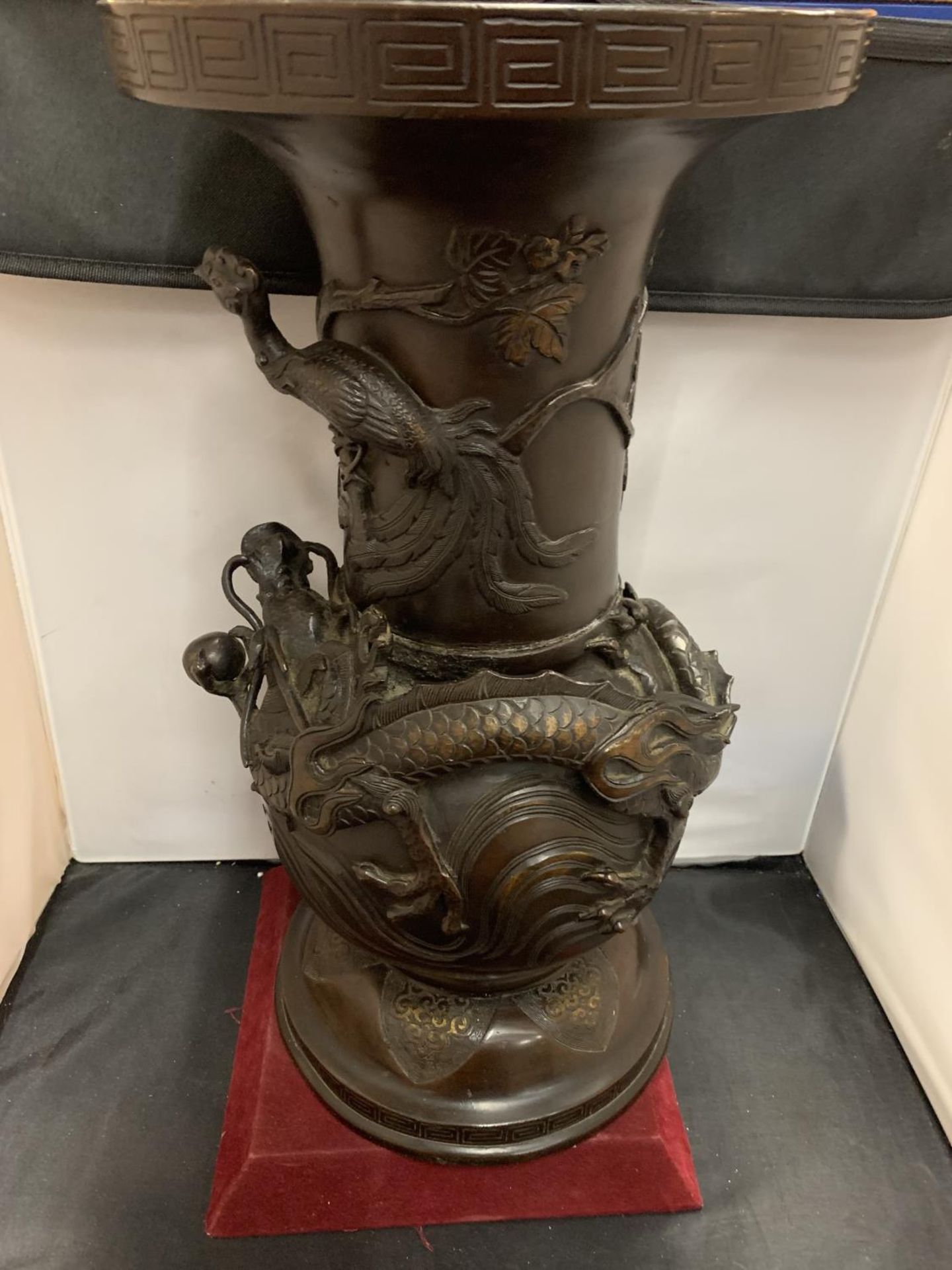 A LARGE DECORATIVE ORIENTAL BRONZE VASE EMBOSSED WITH DRAGON AND BIRD FIGURES - 56CM HIGH 28CM - Image 2 of 10