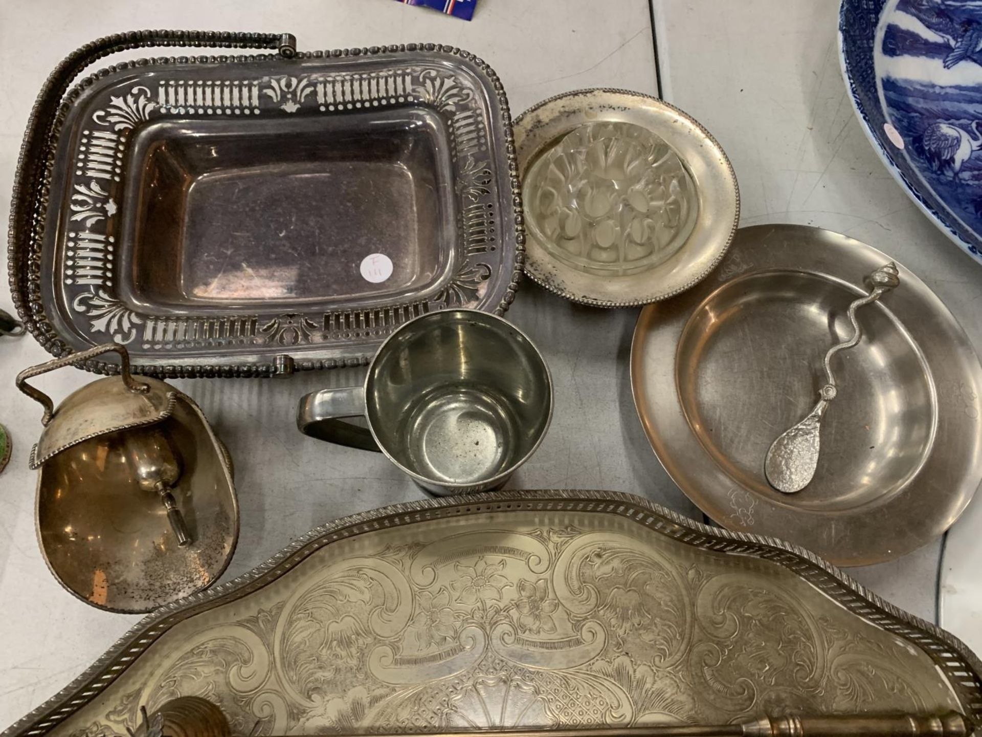 A COLLECTION OF SILVER PLATED WARE TO INCLUDE LARGE FOOTED SERVING TRAY, CANDLE SNUFFER ETC - Image 5 of 6