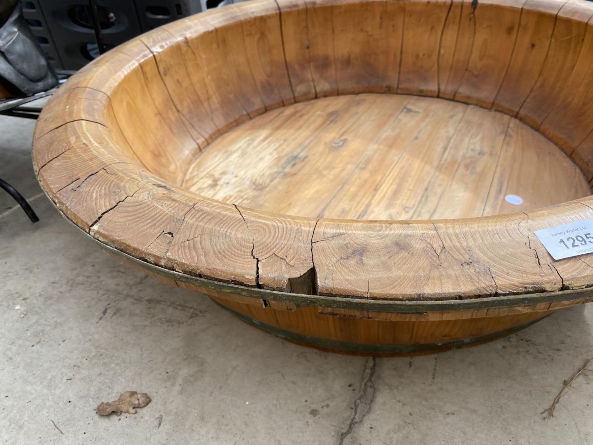A LARGE WOODEN BOWL WITH METAL BANDING - Image 2 of 5