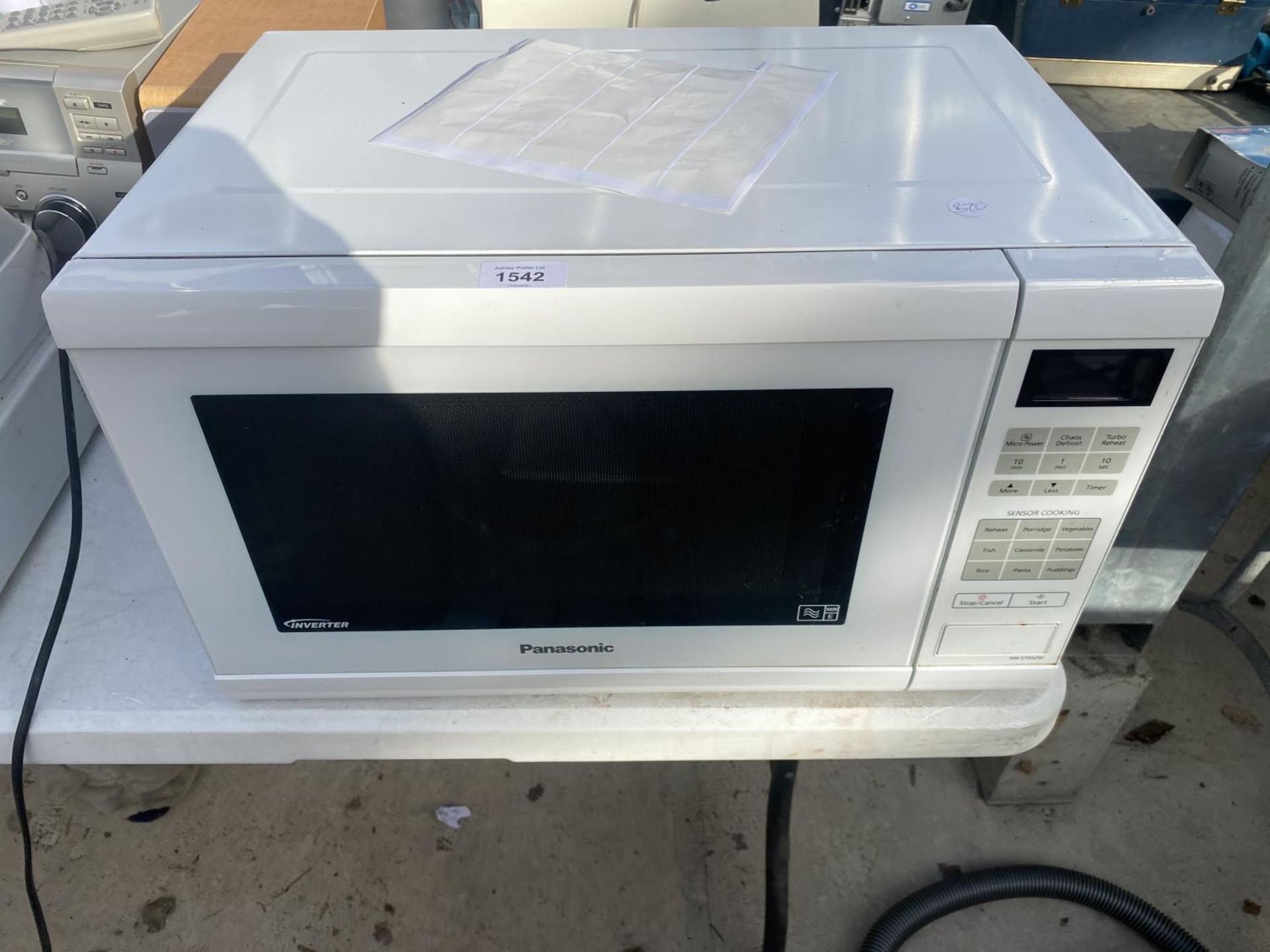 A WHITE PANASONIC MICROWAVE OVEN BELIEVED IN WORKING ORDER BUT NO WARRANTY