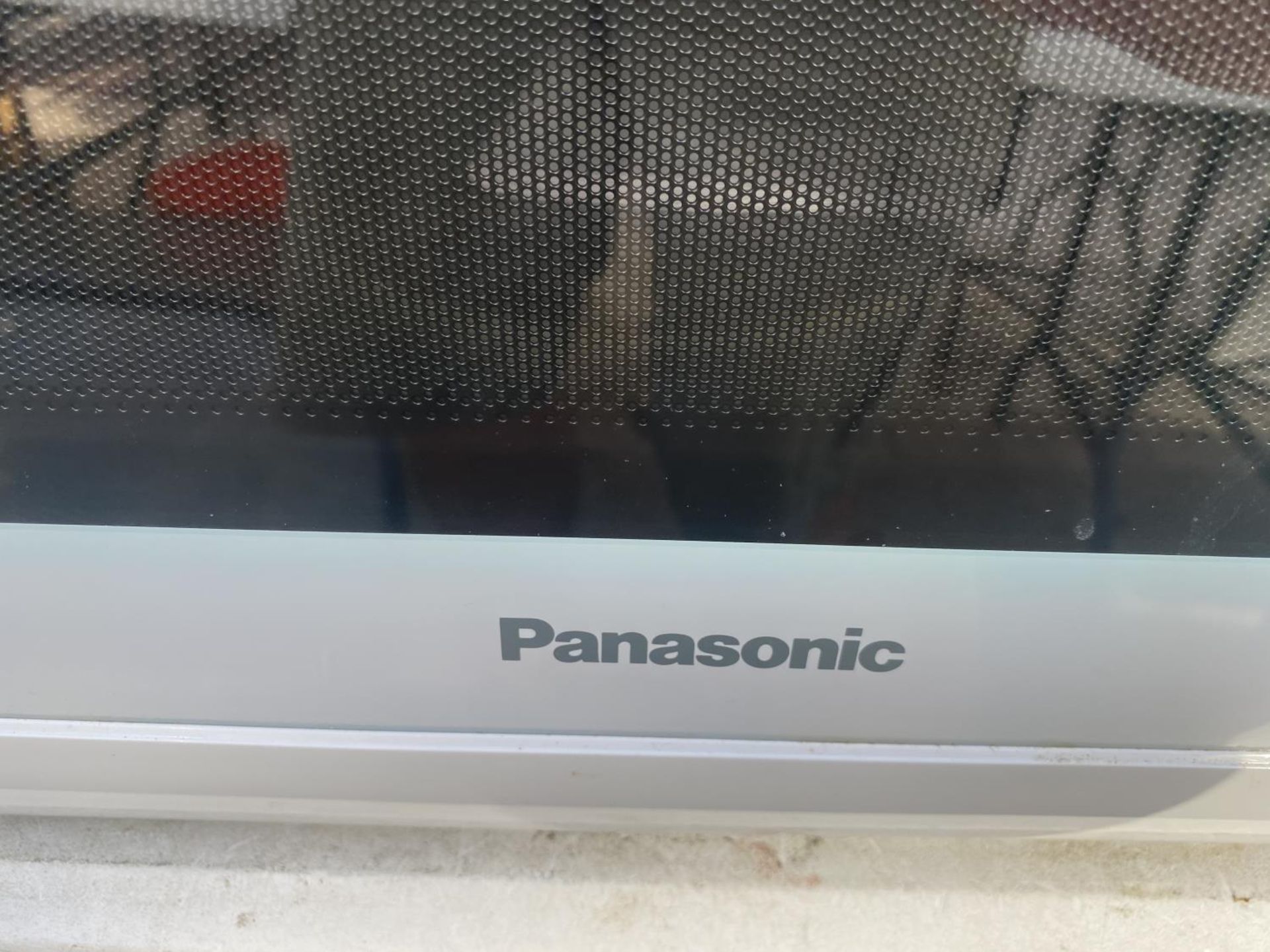 A WHITE PANASONIC MICROWAVE OVEN BELIEVED IN WORKING ORDER BUT NO WARRANTY - Image 2 of 4