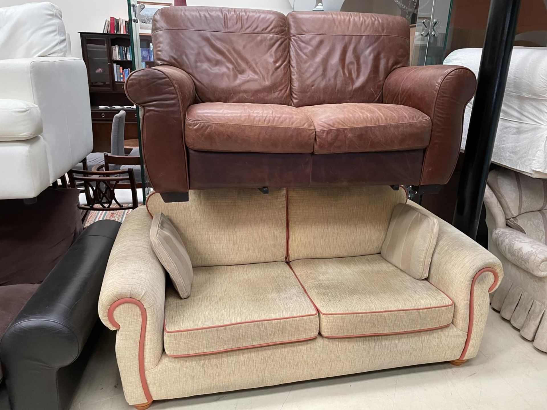 A GROUP OF EIGHT VARIOUS UPHOLSTERED AND LEATHER SOFAS. (ALL IN A GOOD CLEAN CONDITION) THIS ITEMS - Image 4 of 5