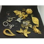 VARIOUS BROOCHES AND RINGS