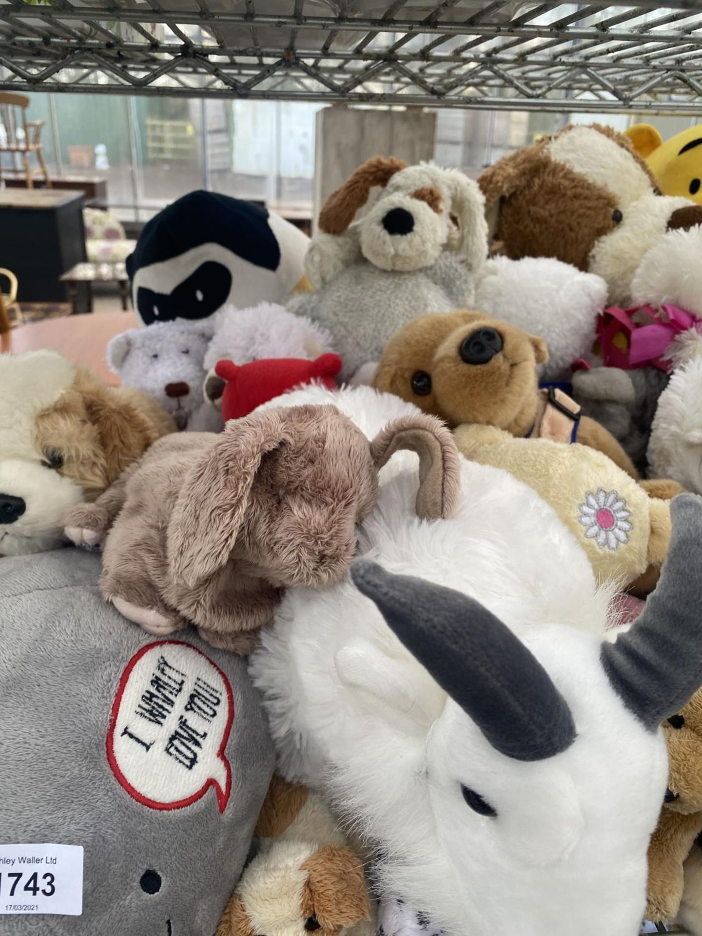 A LARGE QUANTITY OF SOFT TOYS TO INCLUDE WILDREPUBLIC AND FURREAL - Image 3 of 4