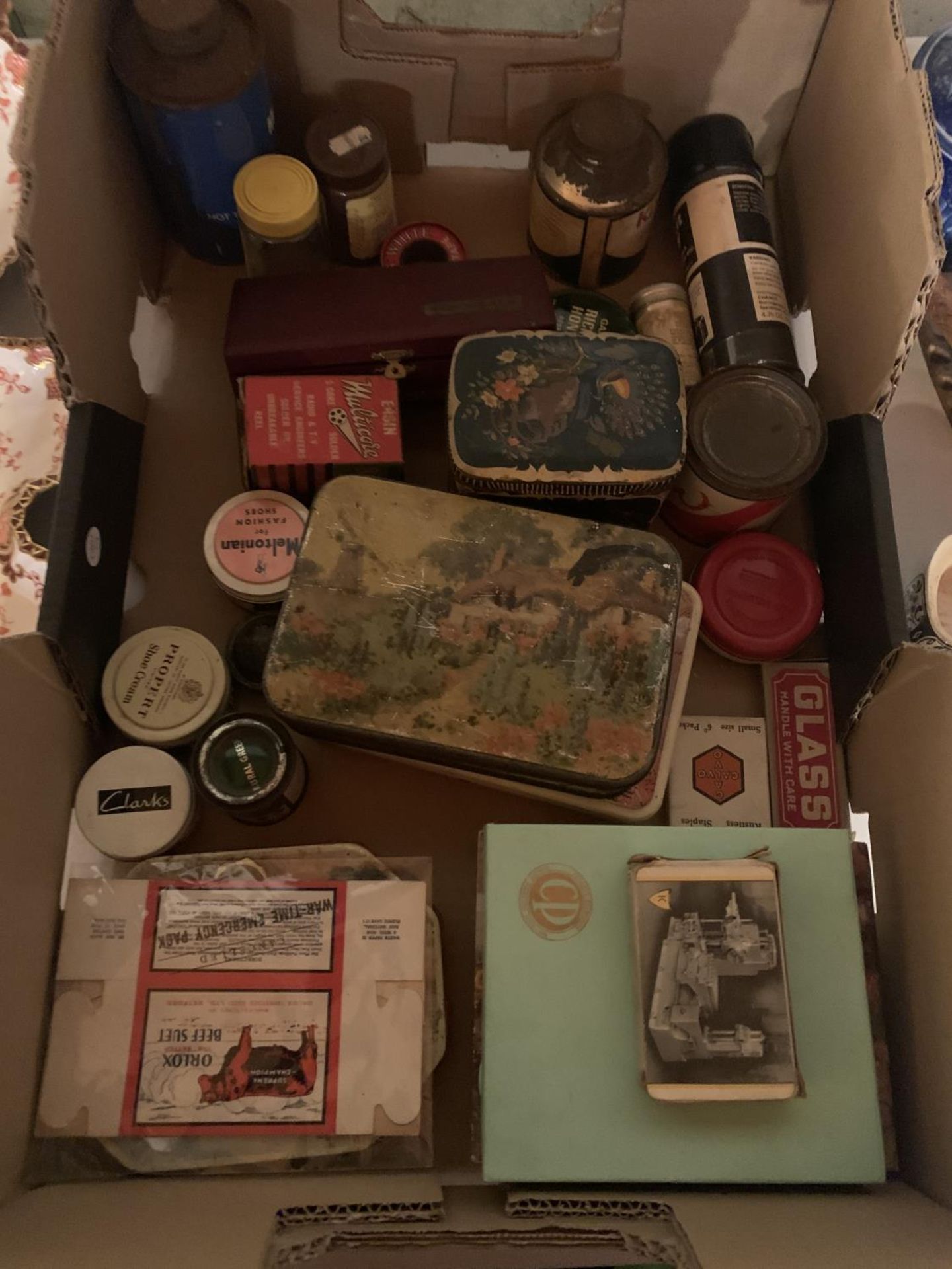 A VARIETY OF VINTAGE ITEMS TO INCLUDE TINS, BOXES AND PLAYING CARDS ETC