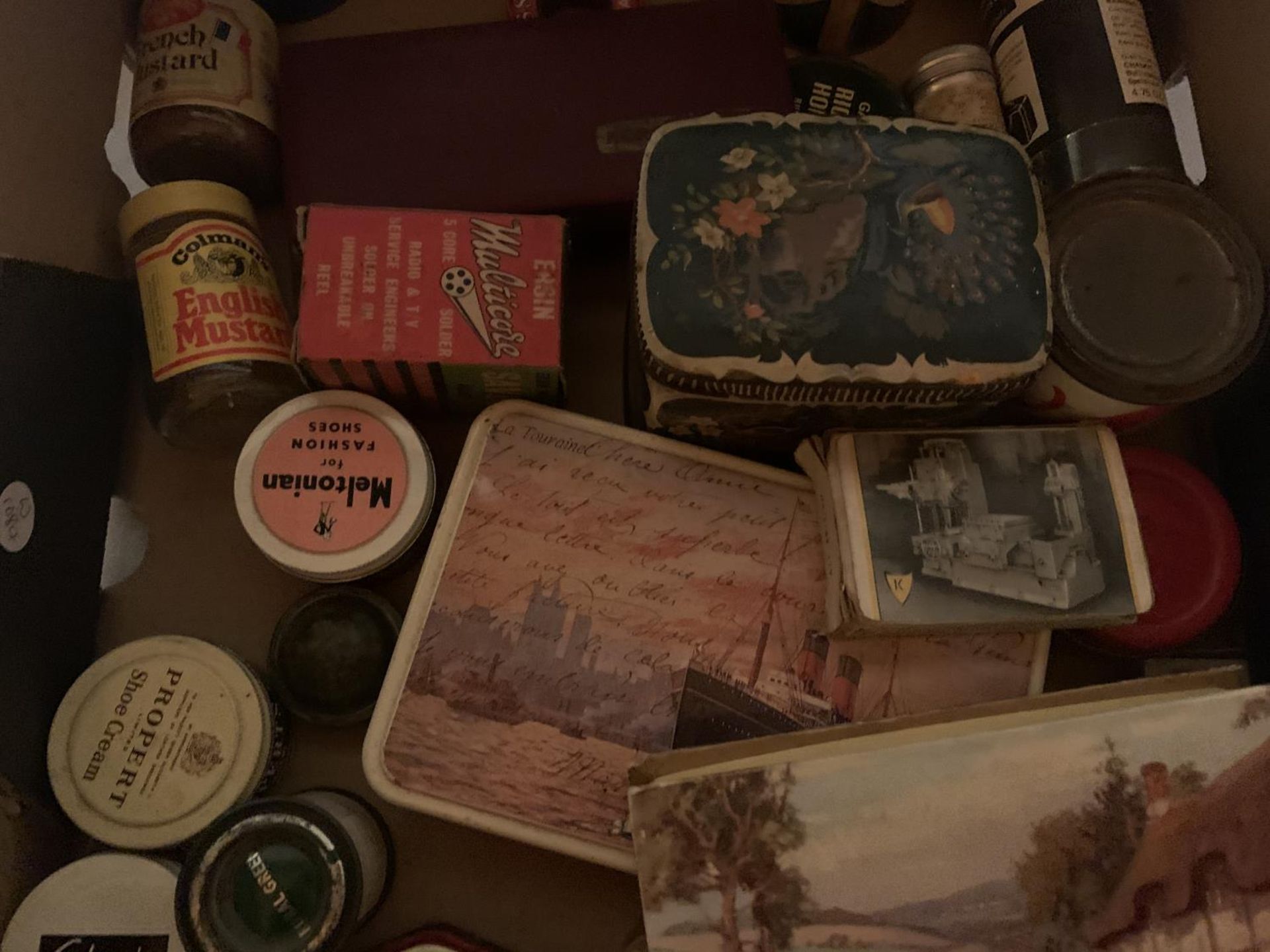 A VARIETY OF VINTAGE ITEMS TO INCLUDE TINS, BOXES AND PLAYING CARDS ETC - Image 4 of 5
