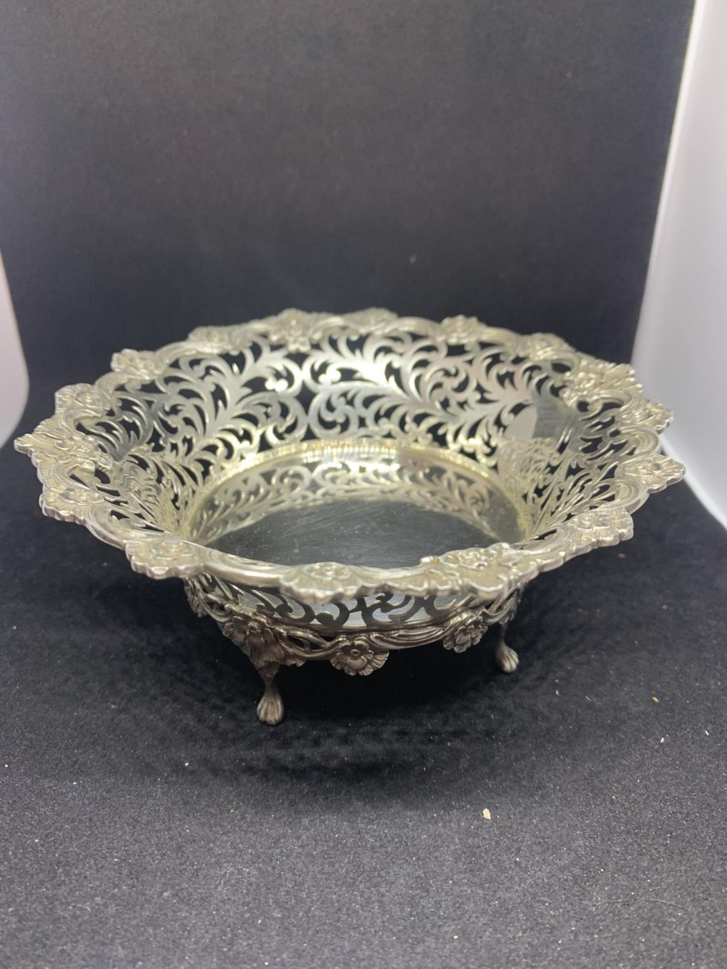 A HALLMARKED SILVER BON BON DISH LONDON 1905 GROSS WEIGHT APPROXIMATELY 152 GRAMS