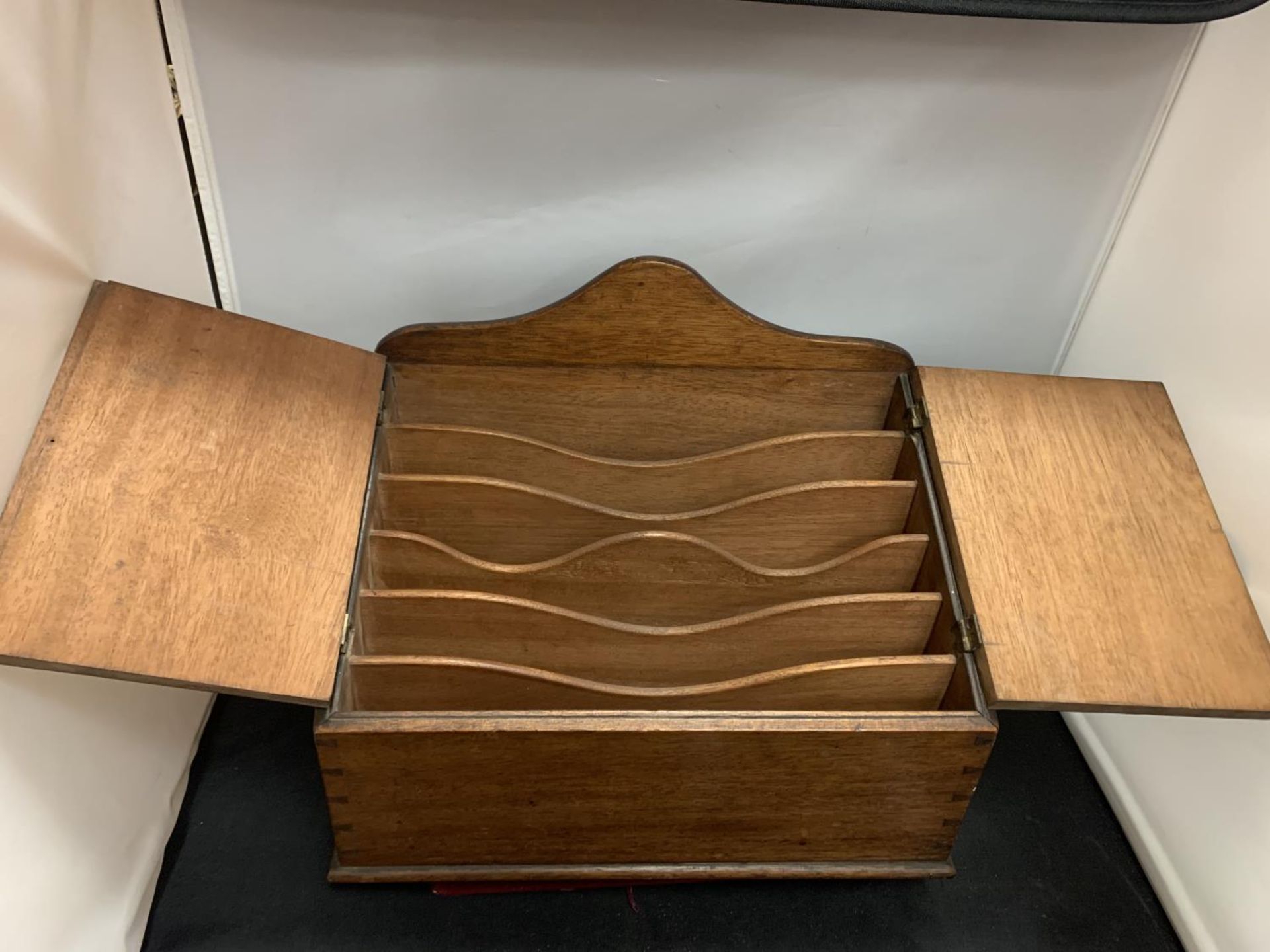 A VINTAGE WOODEN TWO DOOR DESK TOP STATIONARY BOX - Image 5 of 6