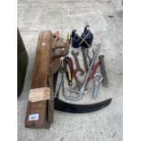 AN ASSORTMENT OF HAND TOOLS TO INCLUDE A WOOD PLANE, OIL CANS AND SPANNERS ETC