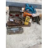 AN ASSORTMENT OF HAND TOOLS TO INCLUDE VINTAGE WOOD PLANES, A VICE ETC