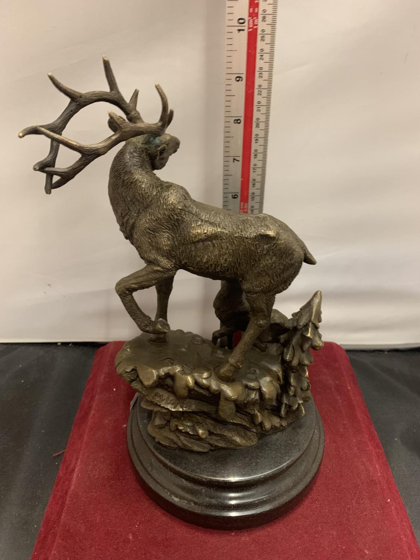 A BRONZE IN THE FORM OF A STAG AND FAWN MOUNTED ON A WOODEN BASE H:APPROXIMATELY 28CM - Image 8 of 8