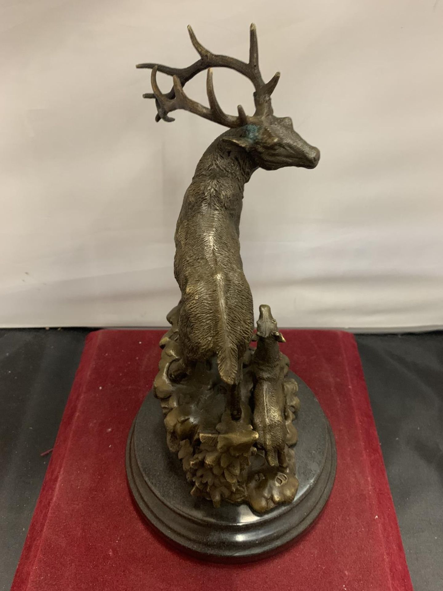 A BRONZE IN THE FORM OF A STAG AND FAWN MOUNTED ON A WOODEN BASE H:APPROXIMATELY 28CM - Image 4 of 8