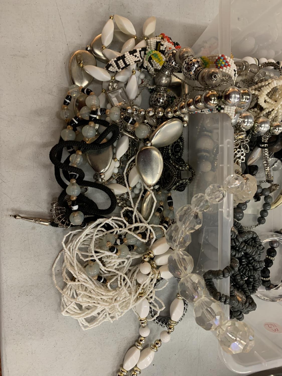A CONTAINER OF COSTUME JEWELLERY TO INCLUDE NECKLACES, BRACELETS ETC - Image 6 of 6